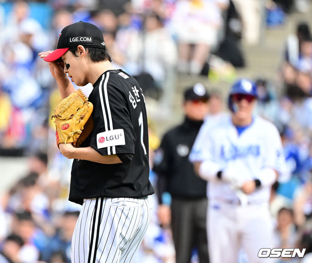 18일 대구삼성라이온즈파크에서 2026 신한 SOL KBO리그 삼성 라이온즈와 LG 트윈스의 경기가 열렸다.7연승에 도전하는 삼성은 잭 오러클린, LG는 임찬규가 선발로 나섰다.5회말 1사 2루에서 LG 임찬규가 삼성 최형우에게 1타점 우전 적시타를 허용하며 강판 당하고 있다. 2026.04.18 / jpnews@osen.co.kr