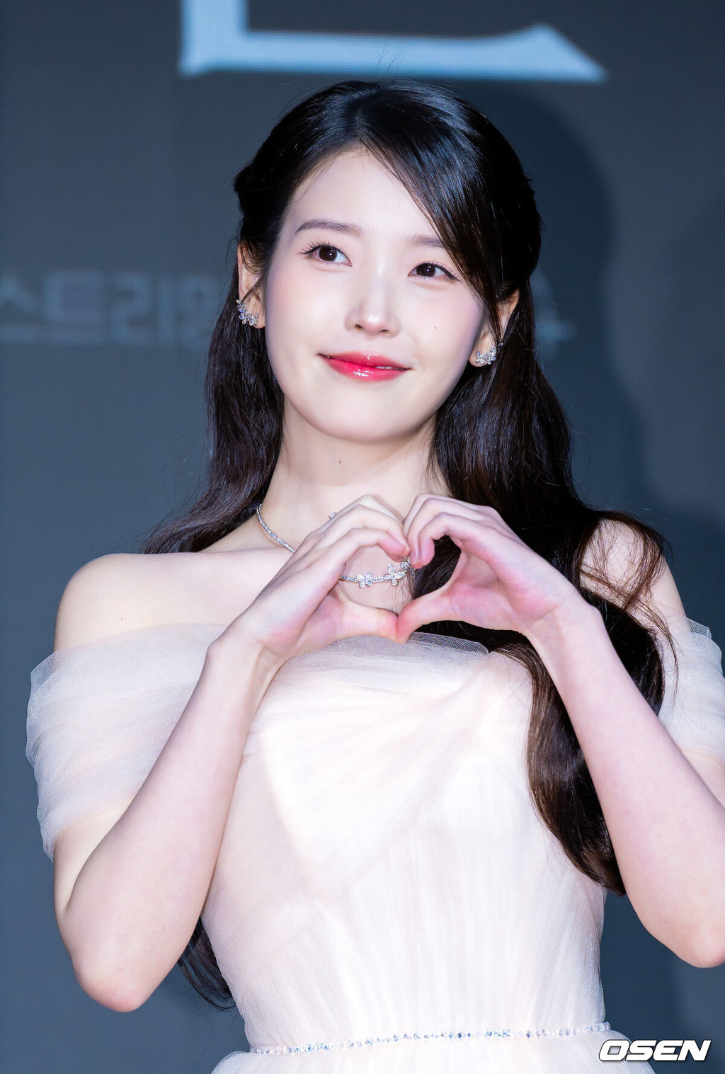 6일 오후 서울 강남구 조선 팰리스 서울 강남 더 그레이트홀에서 MBC 새 금토드라마 '21세기 대군부인'(극본 유지원/연출 박준화, 배희영) 제작발표회가 열렸다.'21세기 대군부인'은 21세기 입헌군주제 대한민국을 배경으로 모든 걸 가진 재벌이지만 신분이 평민이라 짜증스러운 여자 성희주(아이유 분)와 왕의 아들이지만 아무것도 가질 수 없어 슬픈 남자 이안대군(변우석 분)의 운명 개척 신분 타파 로맨스를 담은 드라마다.배우 아이유가 포토타임을 갖고 있다. 2026.04.06 / rumi@osen.co.kr