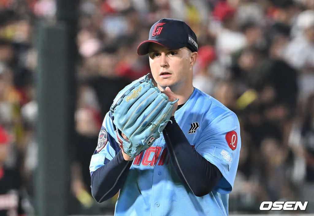 6일 부산 사직야구장에서 2025 신한 SOL 뱅크 KBO 리그 롯데 자이언츠와 KIA 타이거즈의 경기가 열렸다. 홈팀 롯데는 데이비슨이, 방문팀 KIA는 올러가 선발 출전했다.롯데 자이언츠 선발 투수 데이비슨이 5회초 1사 1루 KIA 타이거즈 김선빈을 유격수 병살로 잡고 박수를 치고 있다. 2025.08.06 / foto0307@osen.co.kr