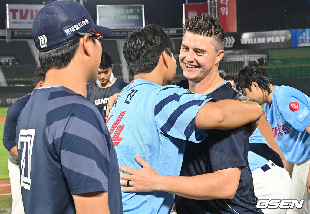 6일 부산 사직야구장에서 2025 신한 SOL 뱅크 KBO 리그 롯데 자이언츠와 KIA 타이거즈의 경기가 열렸다. 홈팀 롯데는 데이비슨이, 방문팀 KIA는 올러가 선발 출전했다.롯데 자이언츠 데이비슨이 롯데에서의 마지막 경기를 끝내고 동료 선수들과 송별 인사를 하고 있다. 2025.08.06 / foto0307@osen.co.kr