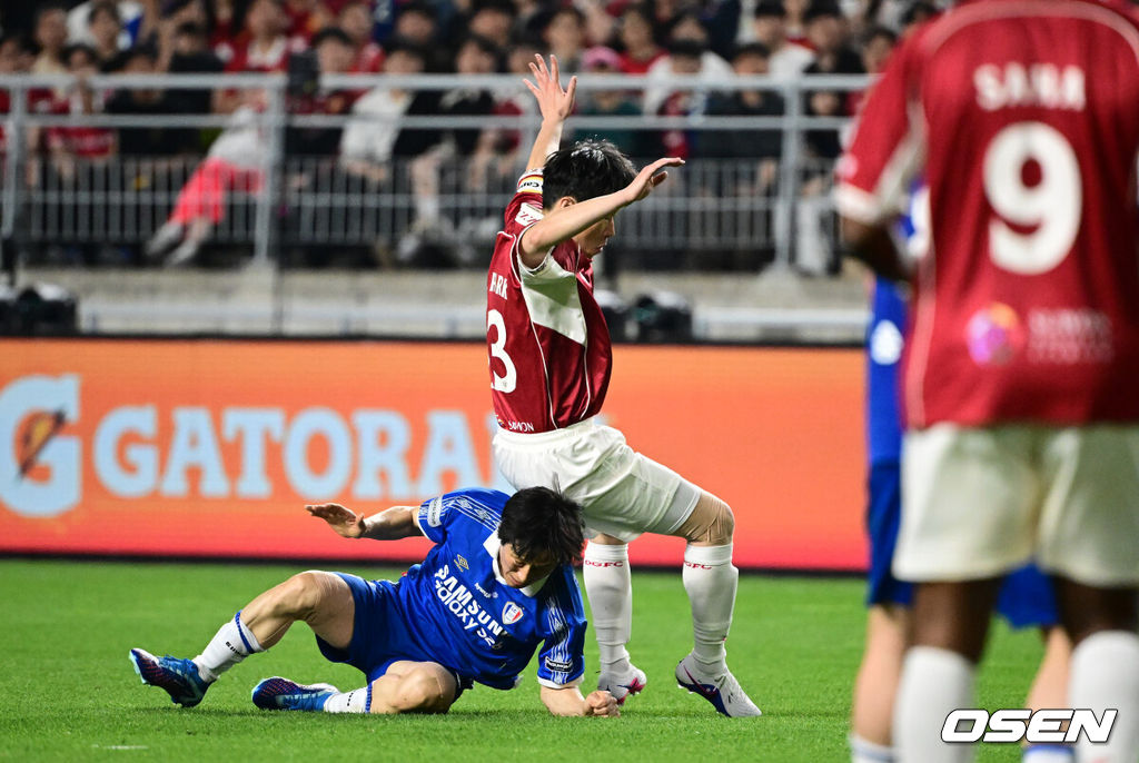 '해버지' 박지성(45)이 다시 수원월드컵경기장 잔디를 밟았다. 하지만 승자는 홈팬들의 웅장한 응원에 힘입은 수원 삼성 레전드 팀이었다.OGFC는 19일 오후 7시 수원월드컵경기장에서 수원 삼성 레전드 팀과 맞붙어 0-1로 패했다. 이번 경기는 박지성을 비롯해 프리미어리그 황금기를 이끌었던 전설들이 '슛포러브'와 함께 창단한 신생 독립 팀 OGFC가 닻을 올리는 첫 무대였지만, 총 38027명의 관중이 입장한 가운데 아쉬운 패배로 막을 내렸다.후반 OGFC 박지성이 슛동작 중 수원삼성 이병근과 충돌하고 있다. 2026.04.19 /cej@osen.co.kr