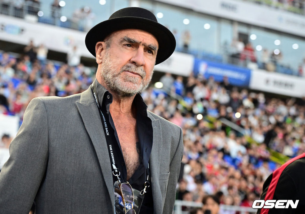 '해버지' 박지성(45)이 다시 수원월드컵경기장 잔디를 밟았다. 하지만 승자는 홈팬들의 웅장한 응원에 힘입은 수원 삼성 레전드 팀이었다.OGFC는 19일 오후 7시 수원월드컵경기장에서 수원 삼성 레전드 팀과 맞붙어 0-1로 패했다. 이번 경기는 박지성을 비롯해 프리미어리그 황금기를 이끌었던 전설들이 '슛포러브'와 함께 창단한 신생 독립 팀 OGFC가 닻을 올리는 첫 무대였지만, 총 38027명의 관중이 입장한 가운데 아쉬운 패배로 막을 내렸다.OGFC 에릭 칸토나 감독이 경기장에 들어서고 있다. 2026.04.19 /cej@osen.co.kr