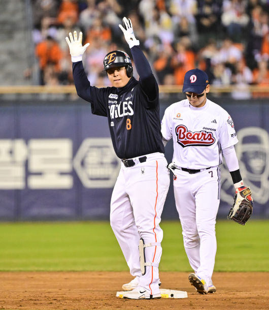 3일 오후 서울 잠실구장에서 ‘2026 신한은행 SOL Bank KBO리그’ 두산 베어스와 한화 이글스의 경기가 진행됐다.이날 두산은 플렉센을, 한화는 에르난데스를 선발투수로 내세웠다.  4회초 1사 한화 노시환이 2루타를 날리고 세리머니를 하고 있다.    2026.04.02 / soul1014@osen.co.kr