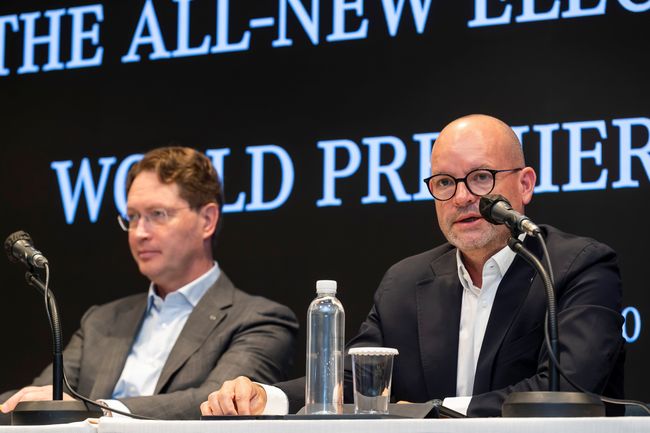  올라 칼레니우스, 메르세데스-벤츠 그룹 AG 이사회 의장 겸 CEO(왼쪽)와 요르그 부르저 메르세데스-벤츠 그룹AG 이사회 멤버 겸 최고기술책임자(CTO), 개발&구매 총괄