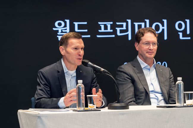 마티아스 바이틀, 메르세데스-벤츠 코리아 대표이사(왼쪽)와 올라 칼레니우스, 메르세데스-벤츠 그룹 AG 이사회 의장 겸 CEO