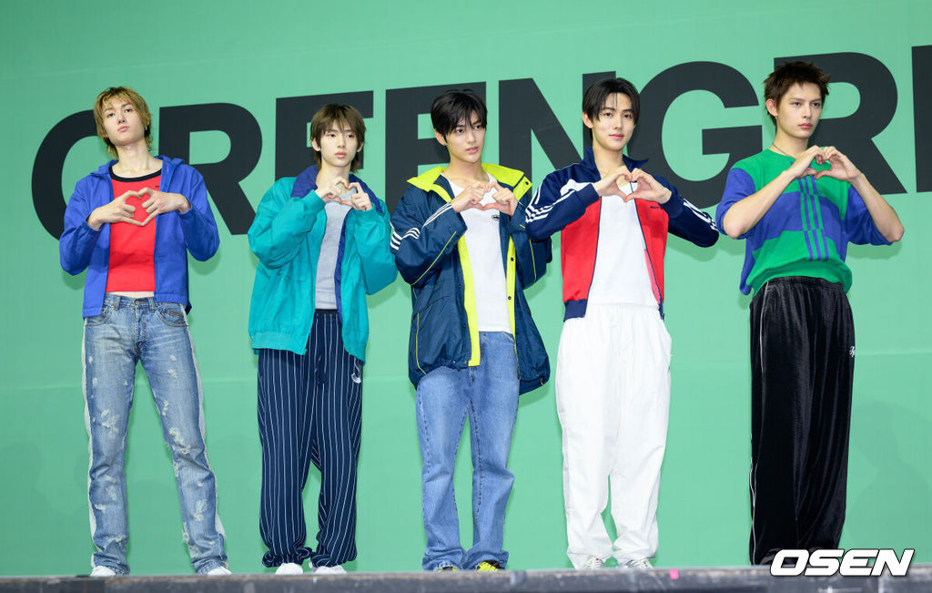 20일 오후 서울 예스24 라이브홀에서 그룹 코르티스(CORTIS)가 두 번째 미니 앨범 타이틀곡 'REDRED' 발매 미디어 쇼케이스가 열렸다.코르티스는 이날 오후 6시 미니2집 타이틀곡 ‘REDRED’(레드레드) 음원과 뮤직비디오를 공개한다. 5월 4일 정식 발매될 신보 ‘GREENGREEN’(그린그린)의 타이틀곡을 먼저 선보이고 본격적인 컴백 활동을 시작한다.코르티스가 포토타임을 가지고 있다. 2026.04.20 /sunday@osen.co.kr