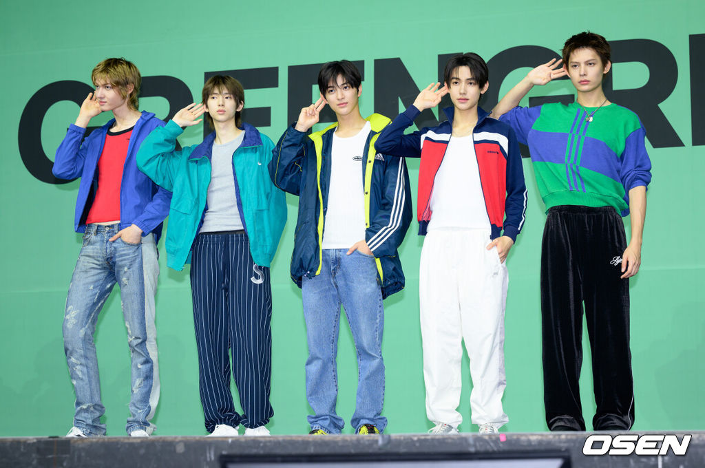 20일 오후 서울 예스24 라이브홀에서 그룹 코르티스(CORTIS)가 두 번째 미니 앨범 타이틀곡 'REDRED' 발매 미디어 쇼케이스가 열렸다.코르티스는 이날 오후 6시 미니2집 타이틀곡 ‘REDRED’(레드레드) 음원과 뮤직비디오를 공개한다. 5월 4일 정식 발매될 신보 ‘GREENGREEN’(그린그린)의 타이틀곡을 먼저 선보이고 본격적인 컴백 활동을 시작한다.코르티스가 포토타임을 가지고 있다. 2026.04.20 /sunday@osen.co.kr