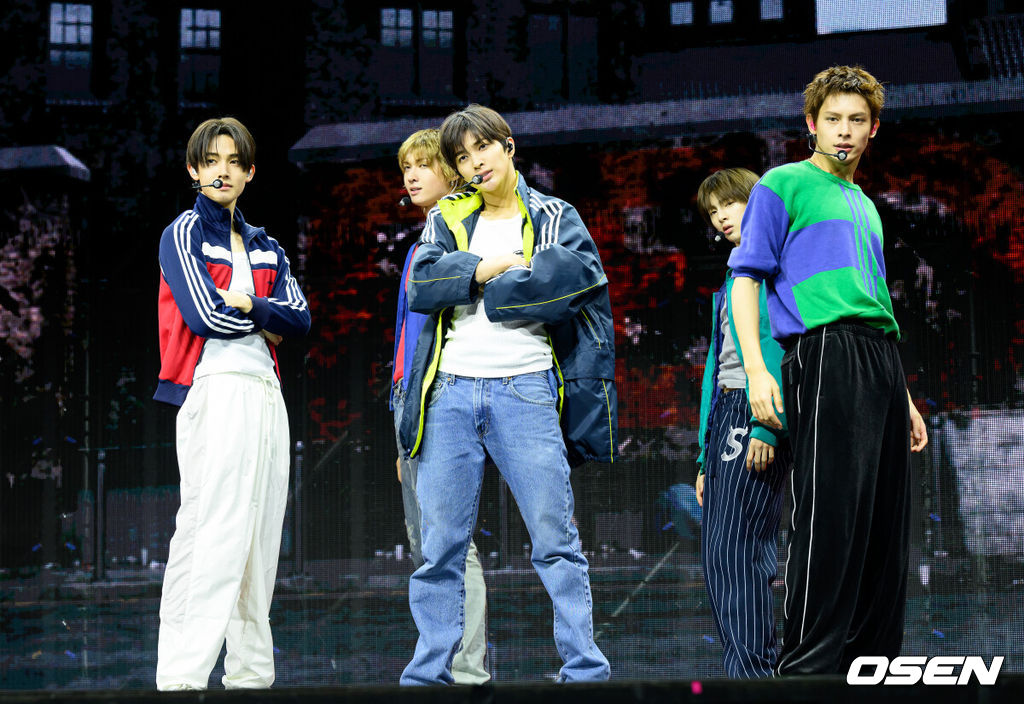 20일 오후 서울 예스24 라이브홀에서 그룹 코르티스(CORTIS)가 두 번째 미니 앨범 타이틀곡 'REDRED' 발매 미디어 쇼케이스가 열렸다.<br /><br />코르티스는 이날 오후 6시 미니2집 타이틀곡 ‘REDRED’(레드레드) 음원과 뮤직비디오를 공개한다. 5월 4일 정식 발매될 신보 ‘GREENGREEN’(그린그린)의 타이틀곡을 먼저 선보이고 본격적인 컴백 활동을 시작한다.<br /><br />코르티스가 신곡 무대를 선보이고 있다. 2026.04.20 /sunday@osen.co.kr