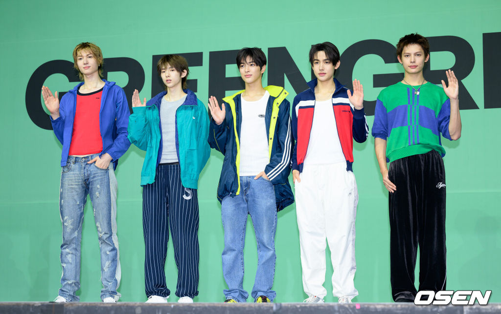 20일 오후 서울 예스24 라이브홀에서 그룹 코르티스(CORTIS)가 두 번째 미니 앨범 타이틀곡 'REDRED' 발매 미디어 쇼케이스가 열렸다.<br /><br />코르티스는 이날 오후 6시 미니2집 타이틀곡 ‘REDRED’(레드레드) 음원과 뮤직비디오를 공개한다. 5월 4일 정식 발매될 신보 ‘GREENGREEN’(그린그린)의 타이틀곡을 먼저 선보이고 본격적인 컴백 활동을 시작한다.<br /><br />코르티스가 포토타임을 가지고 있다. 2026.04.20 /sunday@osen.co.kr