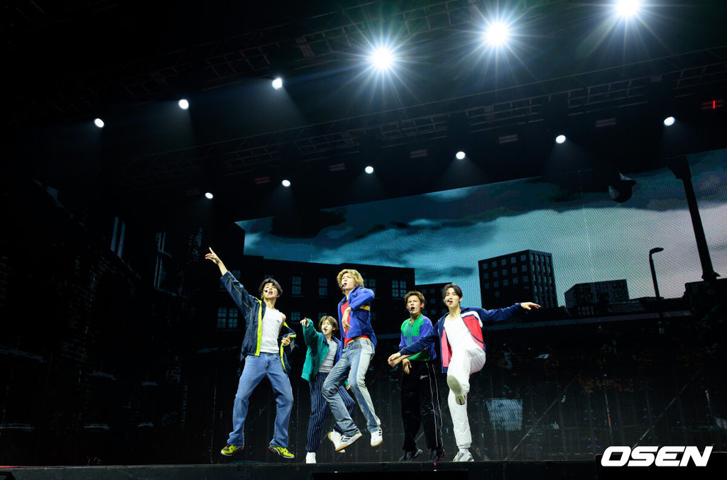 20일 오후 서울 예스24 라이브홀에서 그룹 코르티스(CORTIS)가 두 번째 미니 앨범 타이틀곡 'REDRED' 발매 미디어 쇼케이스가 열렸다.<br /><br />코르티스는 이날 오후 6시 미니2집 타이틀곡 ‘REDRED’(레드레드) 음원과 뮤직비디오를 공개한다. 5월 4일 정식 발매될 신보 ‘GREENGREEN’(그린그린)의 타이틀곡을 먼저 선보이고 본격적인 컴백 활동을 시작한다.<br /><br />코르티스가 신곡 무대를 선보이고 있다. 2026.04.20 /sunday@osen.co.kr