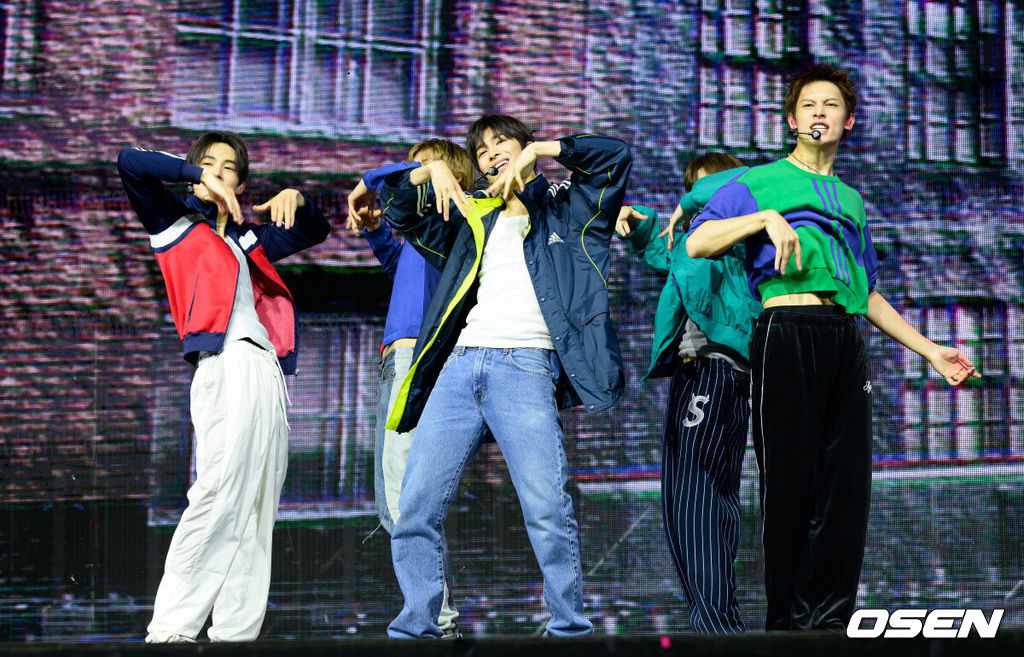 20일 오후 서울 예스24 라이브홀에서 그룹 코르티스(CORTIS)가 두 번째 미니 앨범 타이틀곡 'REDRED' 발매 미디어 쇼케이스가 열렸다.<br /><br />코르티스는 이날 오후 6시 미니2집 타이틀곡 ‘REDRED’(레드레드) 음원과 뮤직비디오를 공개한다. 5월 4일 정식 발매될 신보 ‘GREENGREEN’(그린그린)의 타이틀곡을 먼저 선보이고 본격적인 컴백 활동을 시작한다.<br /><br />코르티스가 신곡 무대를 선보이고 있다. 2026.04.20 /sunday@osen.co.kr