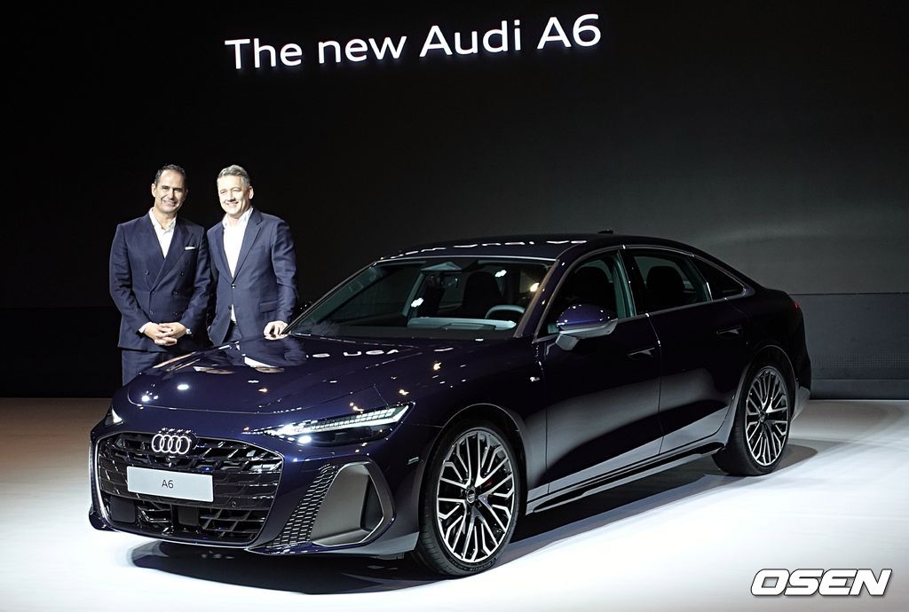 신형 A6 옆에서 포즈를 취한 마르코 슈베르트 아우디 AG이사(왼쪽)와 게르놋 될너 회장.