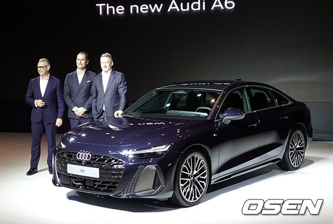 신형 A6 옆에서 포즈를 취한 아우디&nbsp;코리아 스티브&nbsp;클로티 사장, 마르코 슈베르트 아우디 AG이사, 게르놋 될너 회장(왼쪽부터).