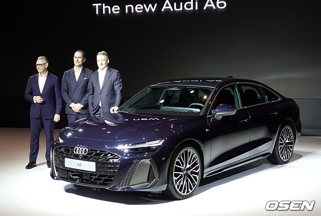 신형 A6 옆에서 포즈를 취한 아우디 코리아 스티브 클로티 사장, 마르코 슈베르트 아우디 AG이사, 게르놋 될너 회장(왼쪽부터).