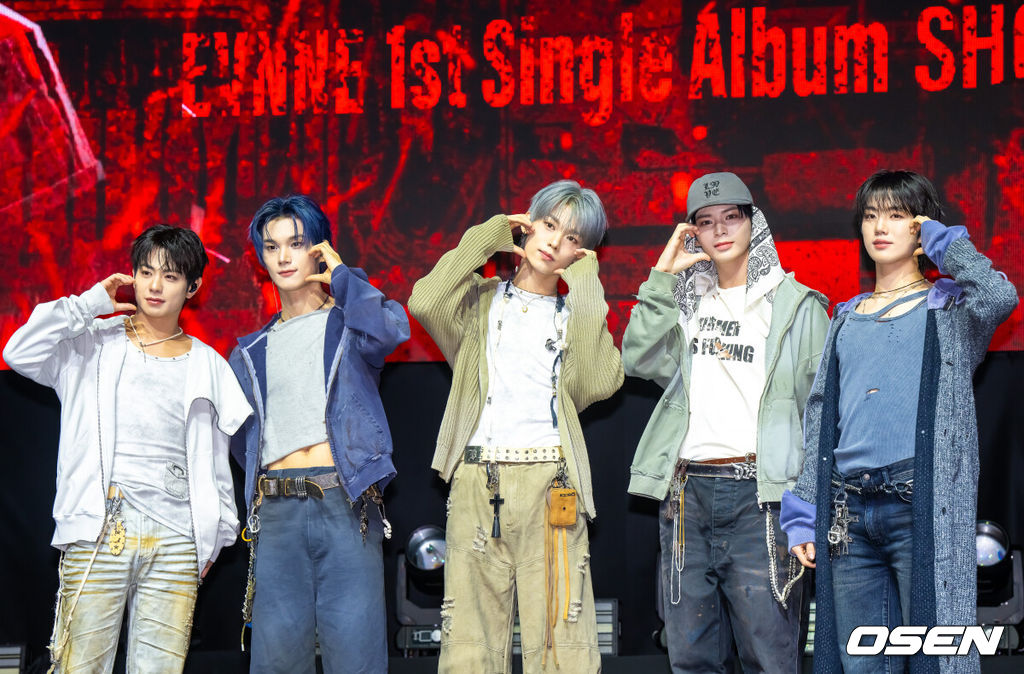 20일 오후 서울 영등포 명화라이브홀에서 그룹 이븐(EVNNE) 컴백 쇼케이스가 진행됐다.이븐은 첫 싱글앨범 ‘뱉어’(Backtalk)와 뮤직비디오를 공개하며 본격적인 활동에 돌입한다. 이들은 지난 2023년 보이즈 플래닛을 통해 결성된 이후 약 2년 3개월간 다양한 음악을 선보이며 팬덤을 확장해왔다. 이번 앨범을 통해 5인조로 새롭게 재편된 ‘뉴 이븐’으로 돌아오며 기대감을 높이고 있다.  이븐이 포즈를 취하고 있다.  2026.04.20 / soul1014@osen.co.kr