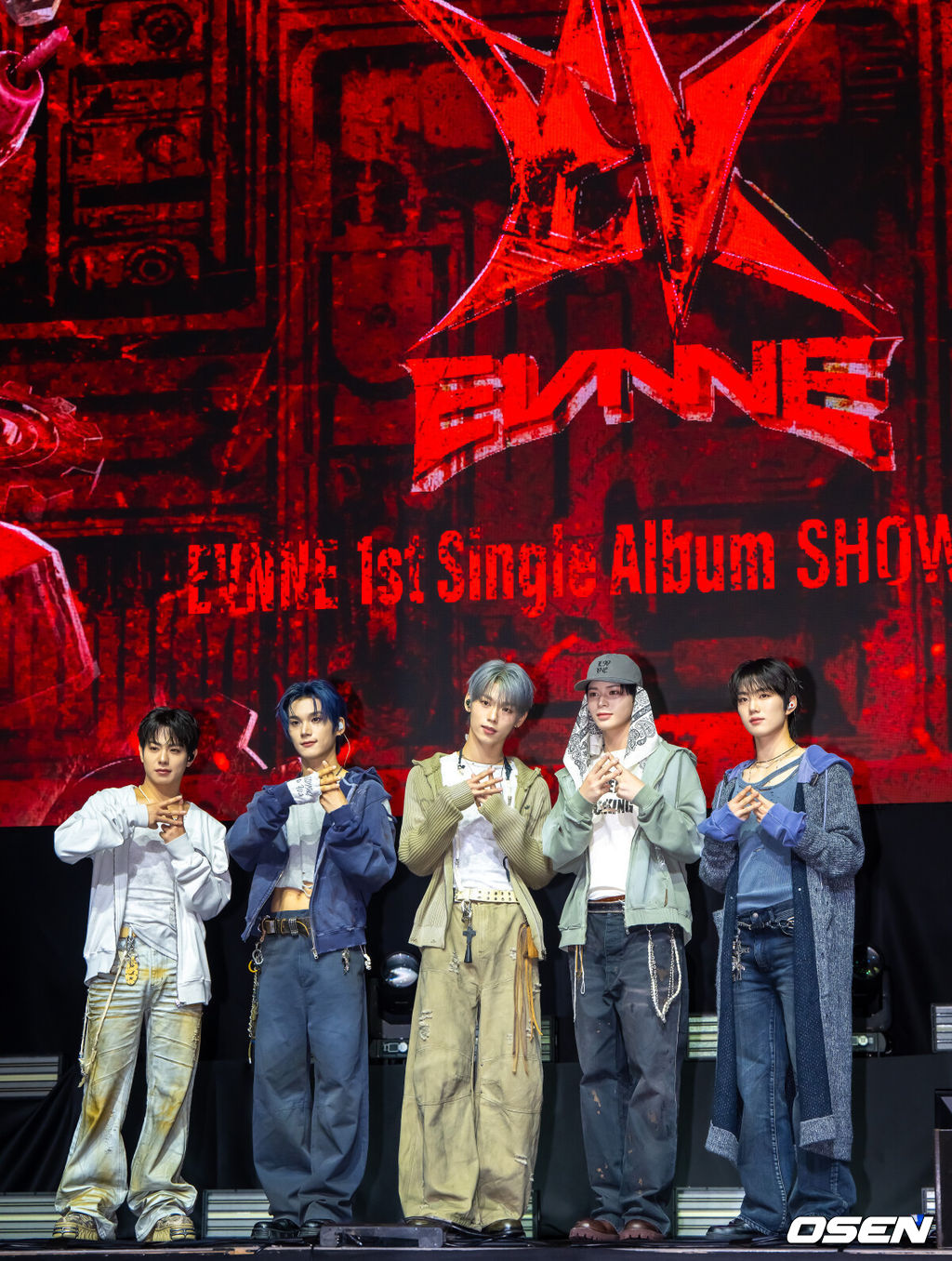 20일 오후 서울 영등포 명화라이브홀에서 그룹 이븐(EVNNE) 컴백 쇼케이스가 진행됐다.이븐은 첫 싱글앨범 ‘뱉어’(Backtalk)와 뮤직비디오를 공개하며 본격적인 활동에 돌입한다. 이들은 지난 2023년 보이즈 플래닛을 통해 결성된 이후 약 2년 3개월간 다양한 음악을 선보이며 팬덤을 확장해왔다. 이번 앨범을 통해 5인조로 새롭게 재편된 ‘뉴 이븐’으로 돌아오며 기대감을 높이고 있다.  이븐이 포즈를 취하고 있다.  2026.04.20 / soul1014@osen.co.kr