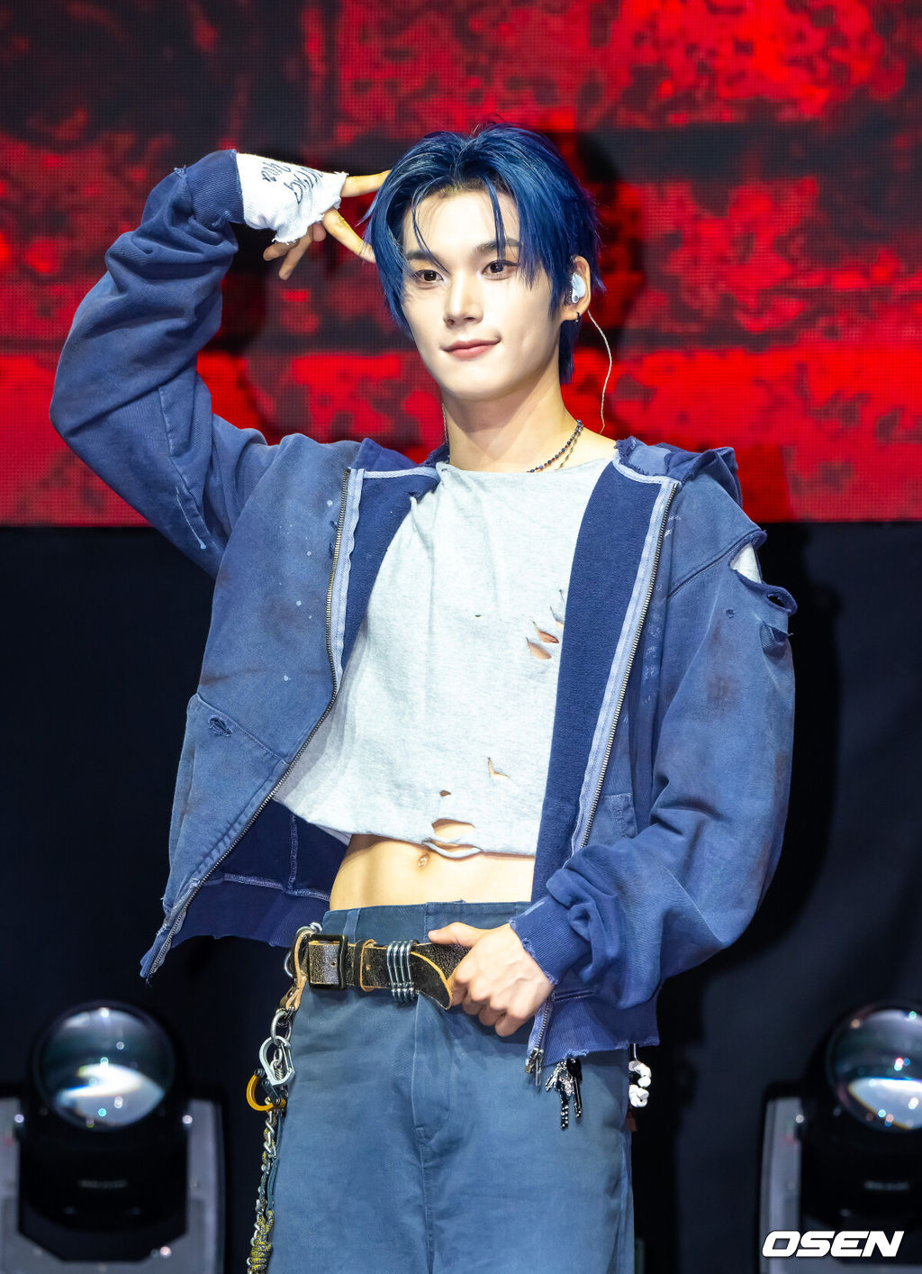 20일 오후 서울 영등포 명화라이브홀에서 그룹 이븐(EVNNE) 컴백 쇼케이스가 진행됐다.이븐은 첫 싱글앨범 ‘뱉어’(Backtalk)와 뮤직비디오를 공개하며 본격적인 활동에 돌입한다. 이들은 지난 2023년 보이즈 플래닛을 통해 결성된 이후 약 2년 3개월간 다양한 음악을 선보이며 팬덤을 확장해왔다. 이번 앨범을 통해 5인조로 새롭게 재편된 ‘뉴 이븐’으로 돌아오며 기대감을 높이고 있다.  이븐 멤버 박한빈이 포즈를 취하고 있다.  2026.04.20 / soul1014@osen.co.kr