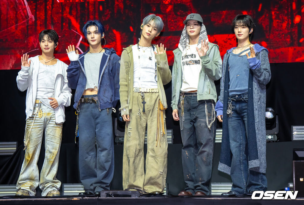 20일 오후 서울 영등포 명화라이브홀에서 그룹 이븐(EVNNE) 컴백 쇼케이스가 진행됐다.이븐은 첫 싱글앨범 ‘뱉어’(Backtalk)와 뮤직비디오를 공개하며 본격적인 활동에 돌입한다. 이들은 지난 2023년 보이즈 플래닛을 통해 결성된 이후 약 2년 3개월간 다양한 음악을 선보이며 팬덤을 확장해왔다. 이번 앨범을 통해 5인조로 새롭게 재편된 ‘뉴 이븐’으로 돌아오며 기대감을 높이고 있다.  이븐이 포즈를 취하고 있다.  2026.04.20 / soul1014@osen.co.kr