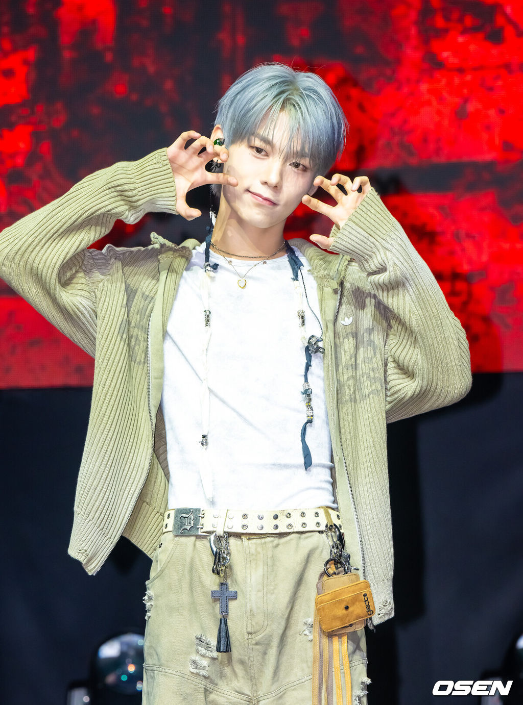 20일 오후 서울 영등포 명화라이브홀에서 그룹 이븐(EVNNE) 컴백 쇼케이스가 진행됐다.이븐은 첫 싱글앨범 ‘뱉어’(Backtalk)와 뮤직비디오를 공개하며 본격적인 활동에 돌입한다. 이들은 지난 2023년 보이즈 플래닛을 통해 결성된 이후 약 2년 3개월간 다양한 음악을 선보이며 팬덤을 확장해왔다. 이번 앨범을 통해 5인조로 새롭게 재편된 ‘뉴 이븐’으로 돌아오며 기대감을 높이고 있다.  이븐 멤버 이정현이 포즈를 취하고 있다.  2026.04.20 / soul1014@osen.co.kr