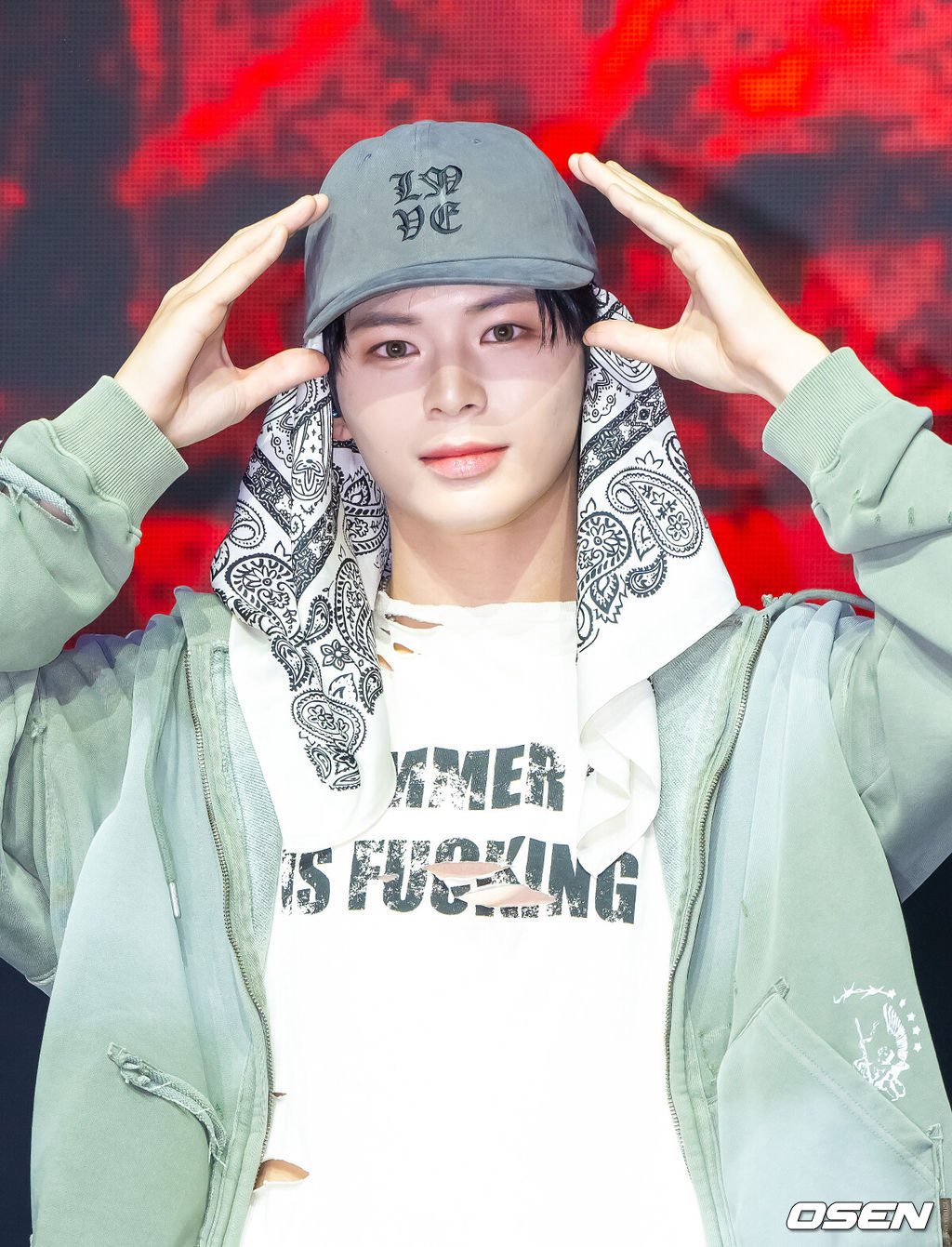 20일 오후 서울 영등포 명화라이브홀에서 그룹 이븐(EVNNE) 컴백 쇼케이스가 진행됐다.이븐은 첫 싱글앨범 ‘뱉어’(Backtalk)와 뮤직비디오를 공개하며 본격적인 활동에 돌입한다. 이들은 지난 2023년 보이즈 플래닛을 통해 결성된 이후 약 2년 3개월간 다양한 음악을 선보이며 팬덤을 확장해왔다. 이번 앨범을 통해 5인조로 새롭게 재편된 ‘뉴 이븐’으로 돌아오며 기대감을 높이고 있다.  이븐 멤버 문정현이 포즈를 취하고 있다.  2026.04.20 / soul1014@osen.co.kr