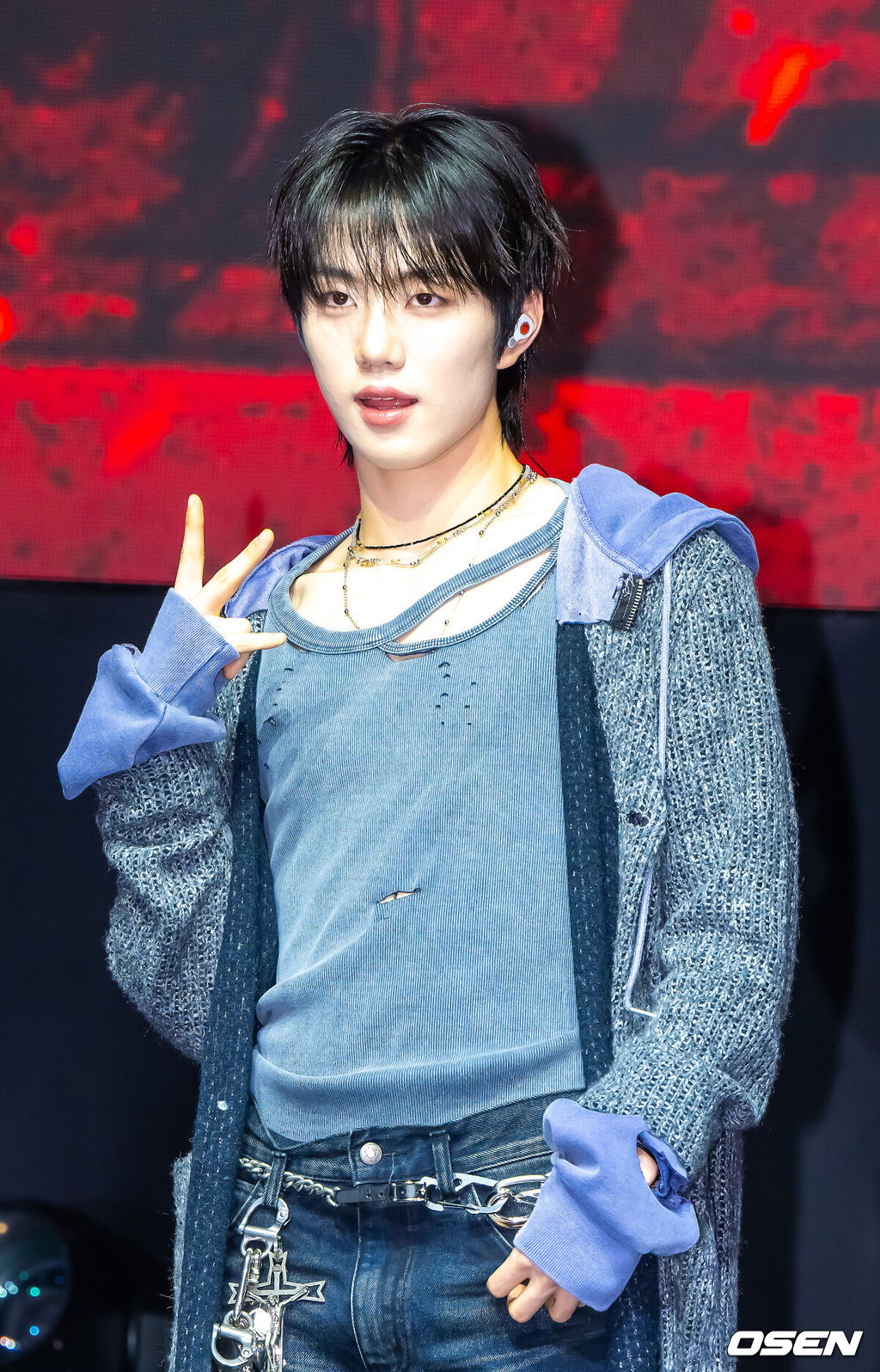 20일 오후 서울 영등포 명화라이브홀에서 그룹 이븐(EVNNE) 컴백 쇼케이스가 진행됐다.이븐은 첫 싱글앨범 ‘뱉어’(Backtalk)와 뮤직비디오를 공개하며 본격적인 활동에 돌입한다. 이들은 지난 2023년 보이즈 플래닛을 통해 결성된 이후 약 2년 3개월간 다양한 음악을 선보이며 팬덤을 확장해왔다. 이번 앨범을 통해 5인조로 새롭게 재편된 ‘뉴 이븐’으로 돌아오며 기대감을 높이고 있다.  이븐 멤버 박지후가 포즈를 취하고 있다.  2026.04.20 / soul1014@osen.co.kr