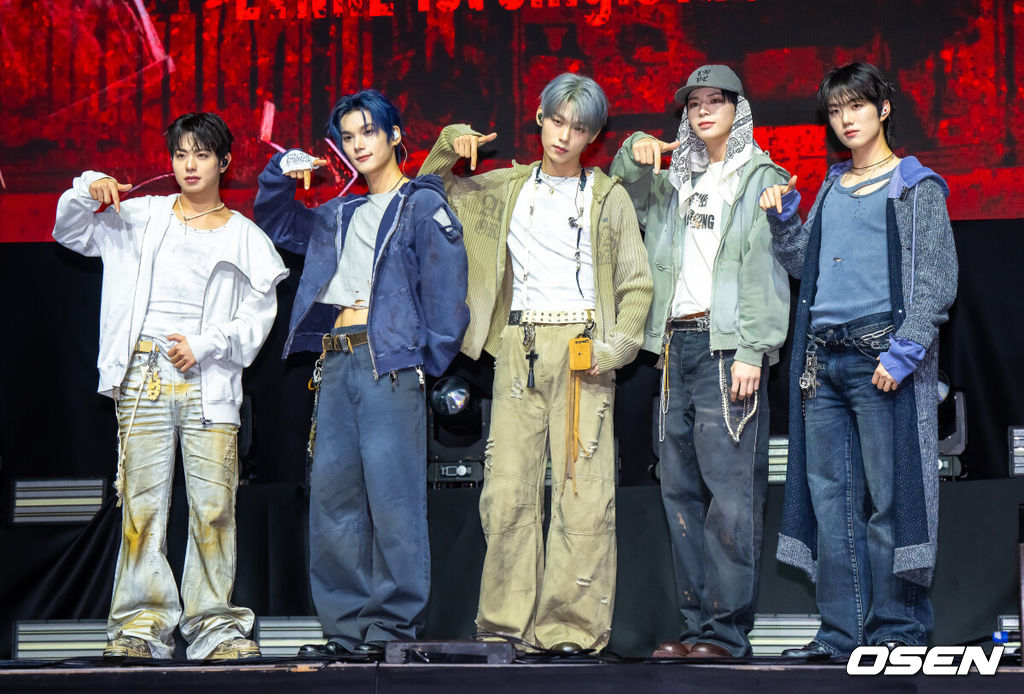 20일 오후 서울 영등포 명화라이브홀에서 그룹 이븐(EVNNE) 컴백 쇼케이스가 진행됐다.이븐은 첫 싱글앨범 ‘뱉어’(Backtalk)와 뮤직비디오를 공개하며 본격적인 활동에 돌입한다. 이들은 지난 2023년 보이즈 플래닛을 통해 결성된 이후 약 2년 3개월간 다양한 음악을 선보이며 팬덤을 확장해왔다. 이번 앨범을 통해 5인조로 새롭게 재편된 ‘뉴 이븐’으로 돌아오며 기대감을 높이고 있다.  이븐이 포즈를 취하고 있다.  2026.04.20 / soul1014@osen.co.kr