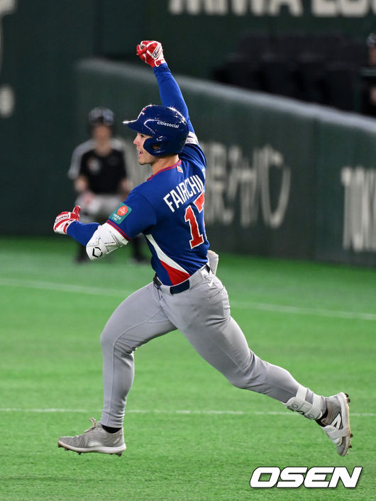 [OSEN=도쿄(일본), 손용호 기자] 8일 일본 도쿄돔에서 2026 월드베이스볼클래식(WBC) 1라운드 C조 조별리그 대한민국과 대만의 경기가&nbsp;열렸다. 8회초 2사 2루에서 대만 스튜어트 페어차일드가 역전 우월 투런포를 날리며 기뻐하고 있다. 2026.03.08&nbsp;/spjj@osen.co.kr