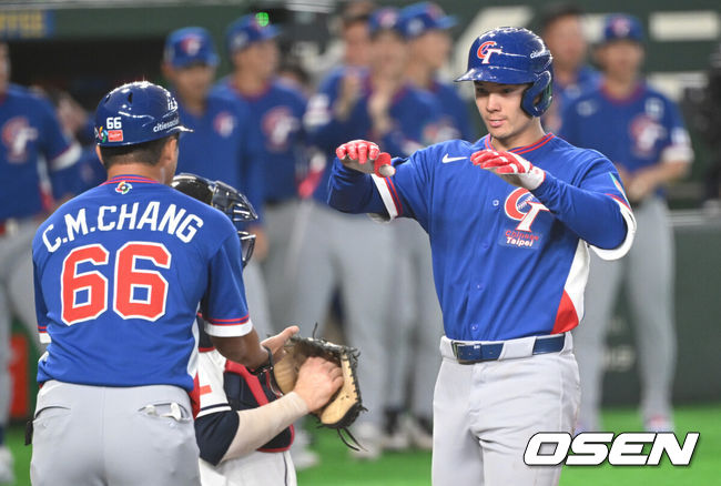 [OSEN=도쿄(일본), 손용호 기자] 7일 일본 도쿄돔에서  WBC 아시아라운드 체코와 대만의 경기가 열렸다.2회말 2사 만루 페어차일드가 만루 홈런을 치고 기뻐하고 있다. 2026.03.07&nbsp;/spjj@osen.co.kr