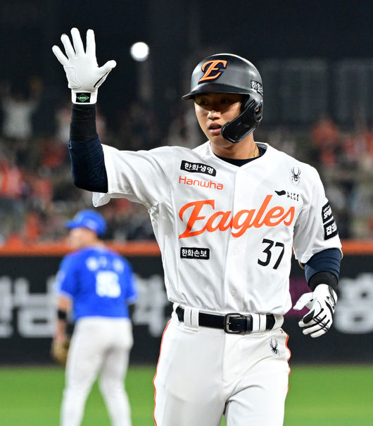 [OSEN=대전, 지형준 기자] 15일 대전 한화생명 볼파크에서 2026 신한 SOL KBO리그 한화 이글스와 삼성 라이온즈의 경기가 열렸다.4연패 중인 한화는 윌켈 에르난데스, 5연승을 노리는 삼성은 양창섭이 선발로 나섰다.&nbsp;2회말 2사 만루에서 한화 이원석이 2타점 좌중간 적시타를 날리며 기뻐하고 있다. 2026.04.15&nbsp;/ jpnews@osen.co.kr