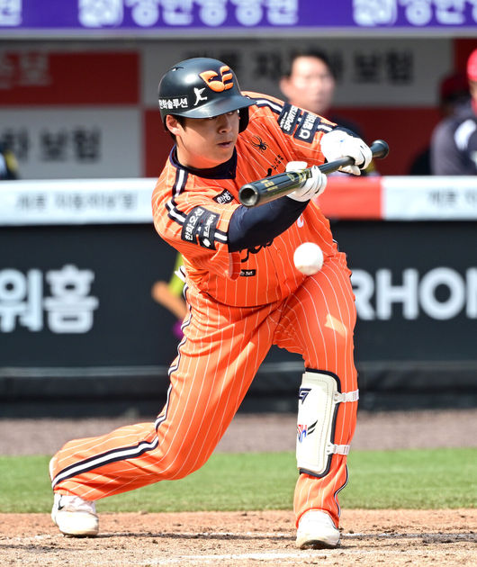 [OSEN=대전, 최규한 기자] 11일 대전 한화생명볼파크에서 ‘2026 신한 SOL KBO리그’ 한화 이글스와 KIA 타이거즈의 경기가 열렸다.홈팀 한화는 왕옌청, 방문팀 KIA는 이의리를 선발로 내세웠다. 4회말 무사 1, 2루 상황 한화 노시환이 희생번트를 대고 있다. 2026.04.11 / dreamer@osen.co.kr