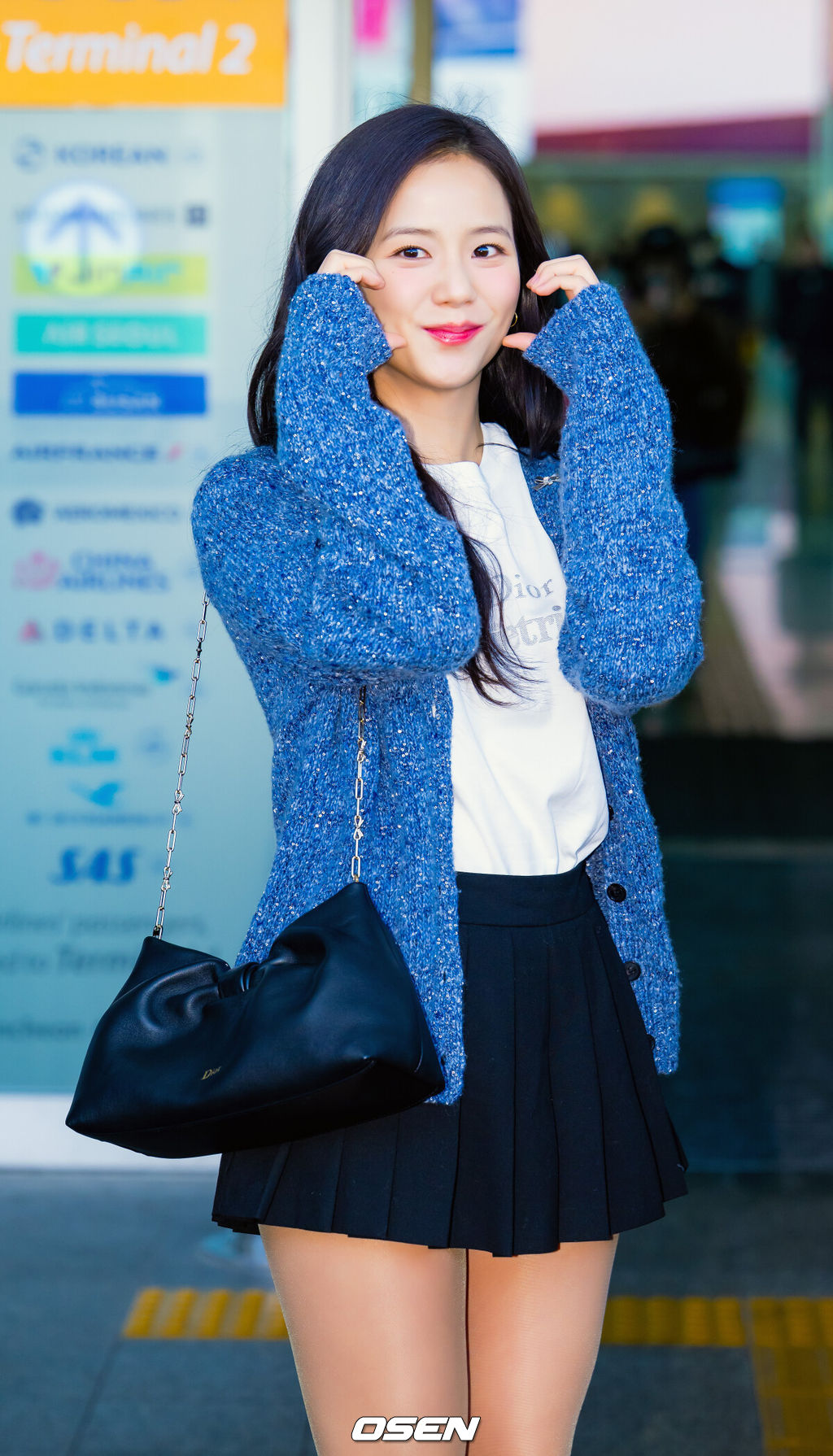 블랙핑크(BLACKPINK) 지수가 27일 인천국제공항을 통해 출국했다.이날 블랙핑크 지수는 해외 패션쇼 일정 참석차 프랑스 파리로 출국했다.지수가 출국장으로 항하며 팬과 취재진을 향해 포즈를 취하고 있다. 2026.02.27 / rumi@osen.co.kr