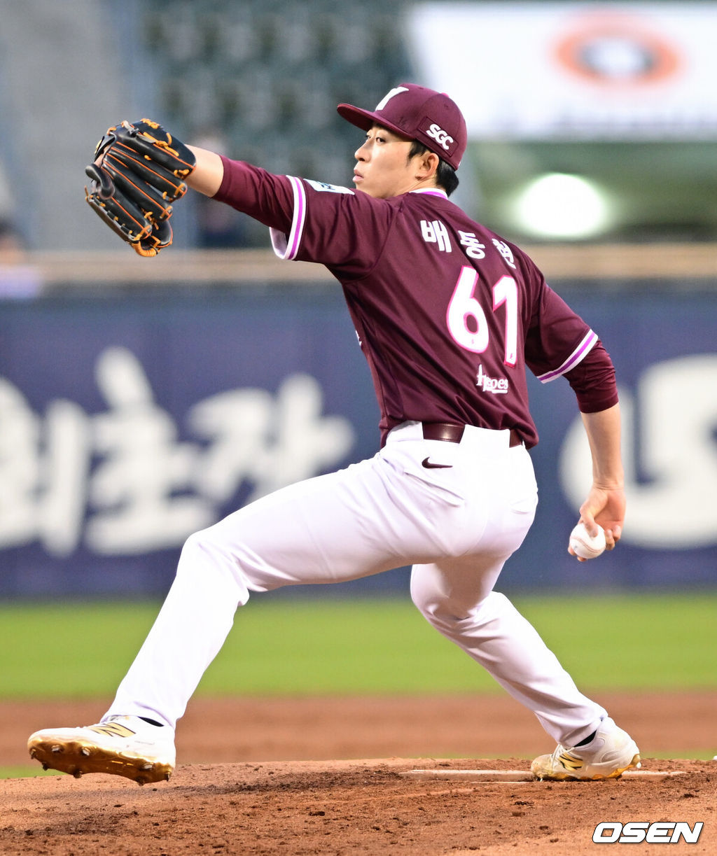 7일 서울 잠실야구장에서 '2026 신한 SOL Bank KBO리그' 키움 히어로즈와 두산 베어스의 경기가 열렸다.이날 두산은 최승용, 키움은 배동현을 선발로 내세웠다.1회말  키움 배동현이 역투하고 있다. 2026.04.07 /cej@osen.co.kr