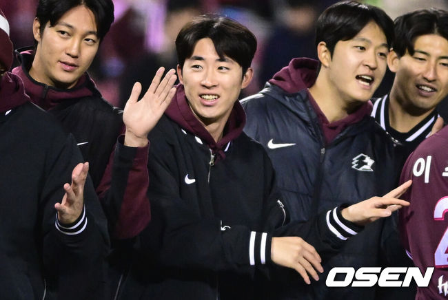 [OSEN=잠실, 조은정 기자]키움이 두산을 제물로 연패를 끊어냈다.&nbsp;프로야구 키움 히어로즈는 7일 서울 잠실구장에서 열린 2026 신한 SOL KBO리그 두산 베어스와의 시즌 첫 맞대결에서 5-2로 승리했다.&nbsp;키움 배동현이 승리를 기뻐하고 있다. 2026.04.07 /cej@osen.co.kr