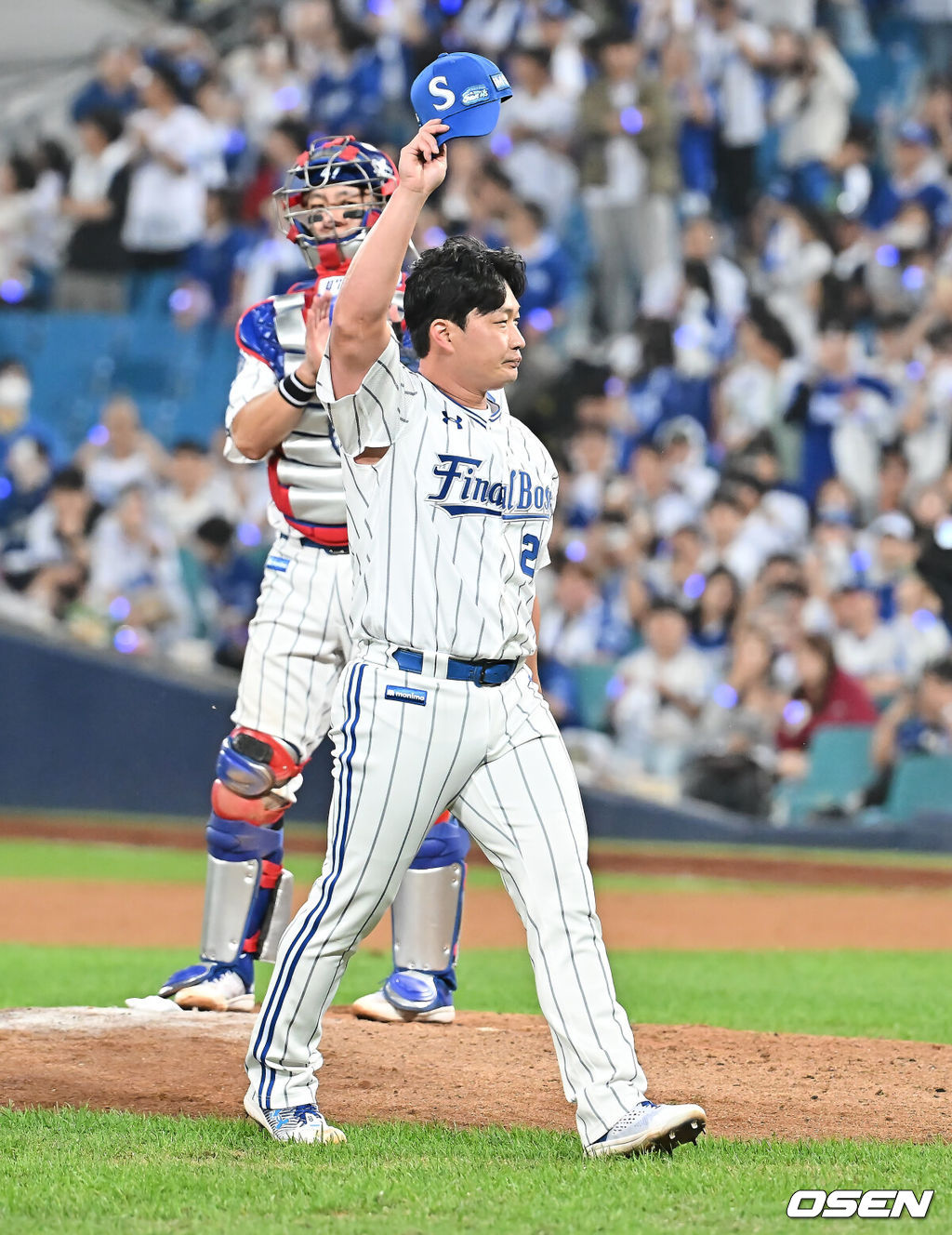 30일 대구삼성라이온즈파크에서 2025 신한 SOL 뱅크 KBO 리그 삼성 라이온즈와 KIA 타이거즈의 경기가 열렸다. 홈팀 삼성은 후라도가, 방문팀 KIA는 김태형이 선발 출전했다. 삼성 라이온즈 오승환이 마지막 투구를 마치고 팬들에 인사를 하고 있다. 2025.09.30 / foto0307@osen.co.kr