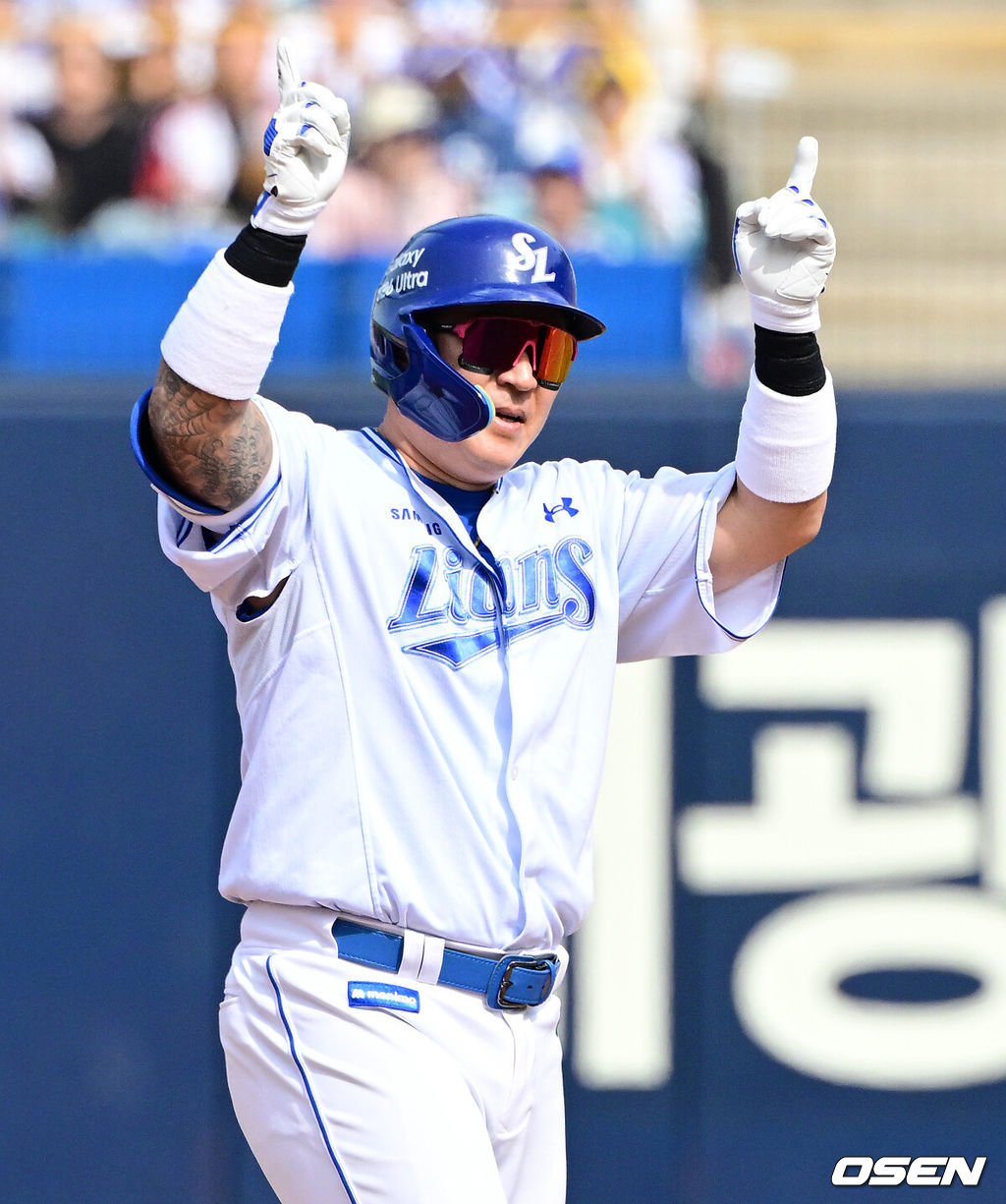 18일 대구삼성라이온즈파크에서 2026 신한 SOL KBO리그 삼성 라이온즈와 LG 트윈스의 경기가 열렸다.7연승에 도전하는 삼성은 잭 오러클린, LG는 임찬규가 선발로 나섰다.4회말 무사 1루에서 삼성 최형우가 죄익수 왼쪽 2루타를 날리며 기뻐하고 있다. 2026.04.18 / jpnews@osen.co.kr