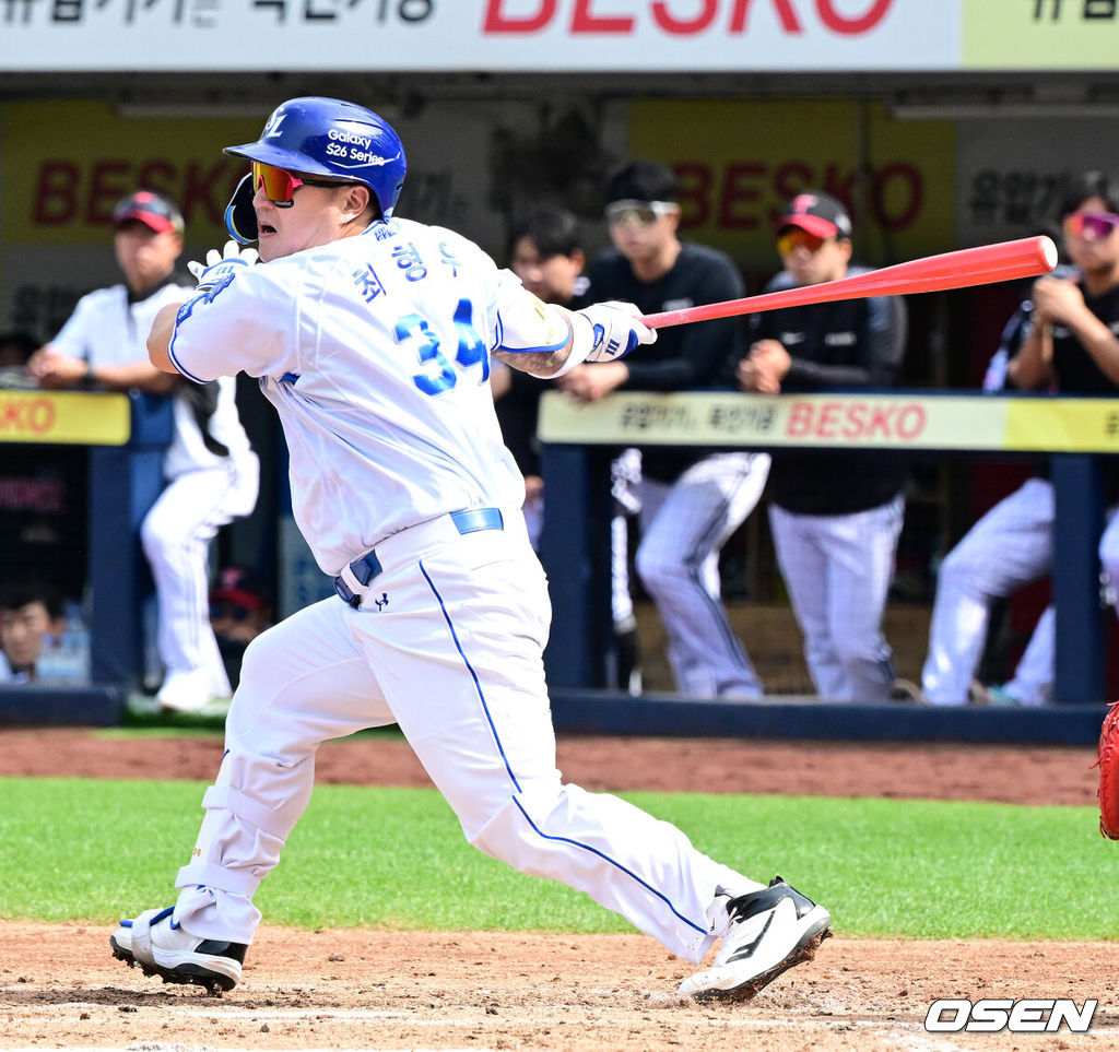 18일 대구삼성라이온즈파크에서 2026 신한 SOL KBO리그 삼성 라이온즈와 LG 트윈스의 경기가 열렸다.7연승에 도전하는 삼성은 잭 오러클린, LG는 임찬규가 선발로 나섰다.4회말 무사 1루에서 삼성 최형우가 죄익수 왼쪽 2루타를 날리고 있다. 2026.04.18 / jpnews@osen.co.kr