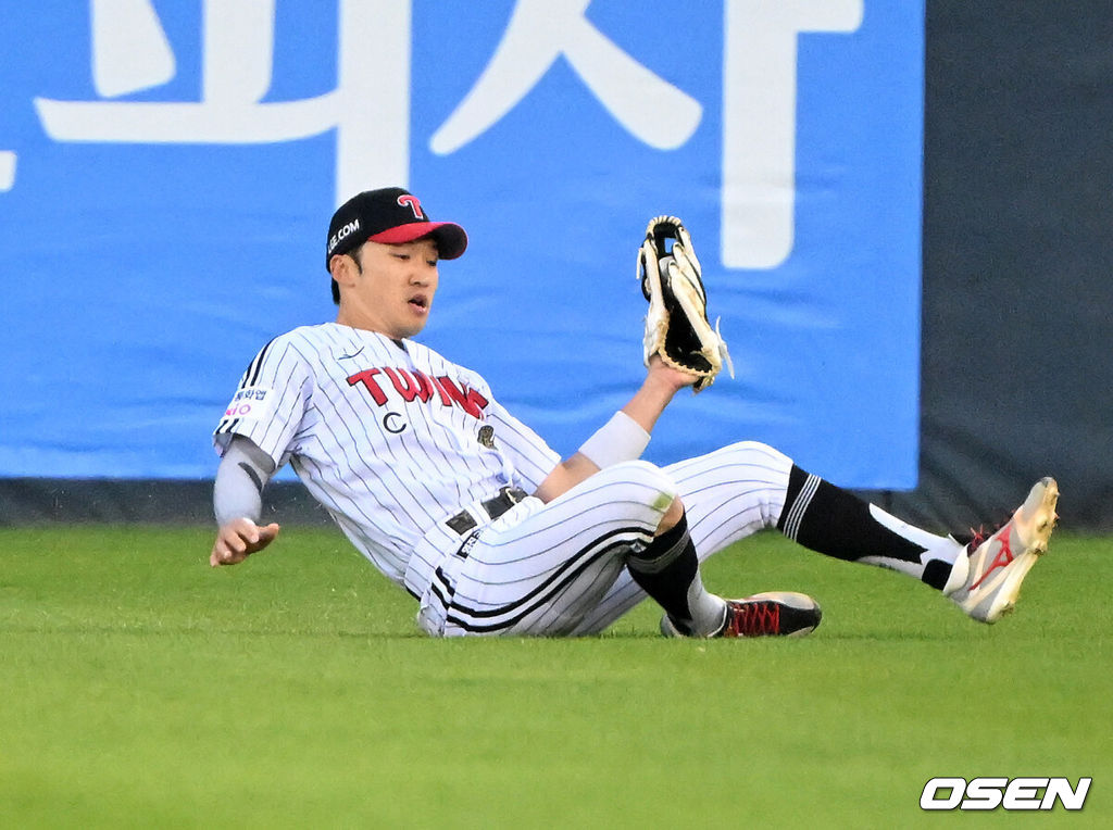 15일 서울 잠실야구장에서 2026 신한 SOL KBO리그 LG 트윈스와 롯데 자이언츠의 경기가 열렸다.이날 LG는 웰스, 롯데는 김진욱을 선발로 내세웠다.2회초 LG 박해민이 롯데 한동희를 외야 플라이로 처리하고 있다.  2026.04.15 /sunday@osen.co.kr