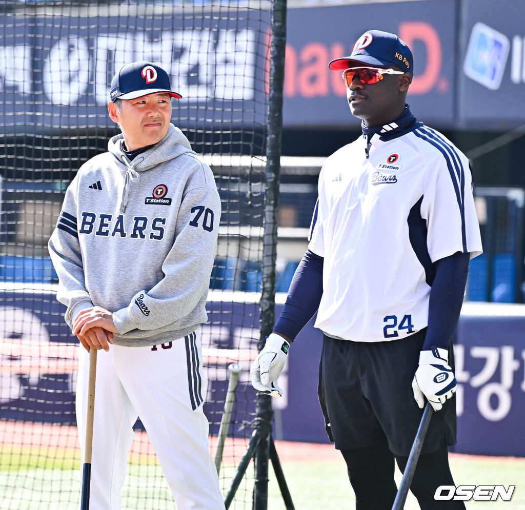 8일 서울 잠실구장에서 '2026 신한 SOL Bank KBO리그' 두산 베어스와 키움 히어로즈의 경기가 열렸다.이날 두산은 최민석을, 키움은 정세영을 선발투수로 내세웠다.경기 앞서 두산 김원형 감독이 카메론을 바라보고 있다.  2026.04.08 / soul1014@osen.co.kr