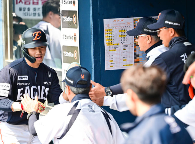 4일 오후 서울 잠실구장에서 ‘2026 신한은행 SOL Bank KBO리그’ 두산 베어스와 한화 이글스의 경기가 진행됐다.이날 두산은 곽빈을, 한화는 왕옌청이 선발투수로 내세웠다.  1회초 무사 2,3루 한화 문현빈의 선취 2타점 적시타때 김경문 감독이 3루 주자 오재원과 하이파이브하고 있다     2026.04.04 / soul1014@osen.co.kr