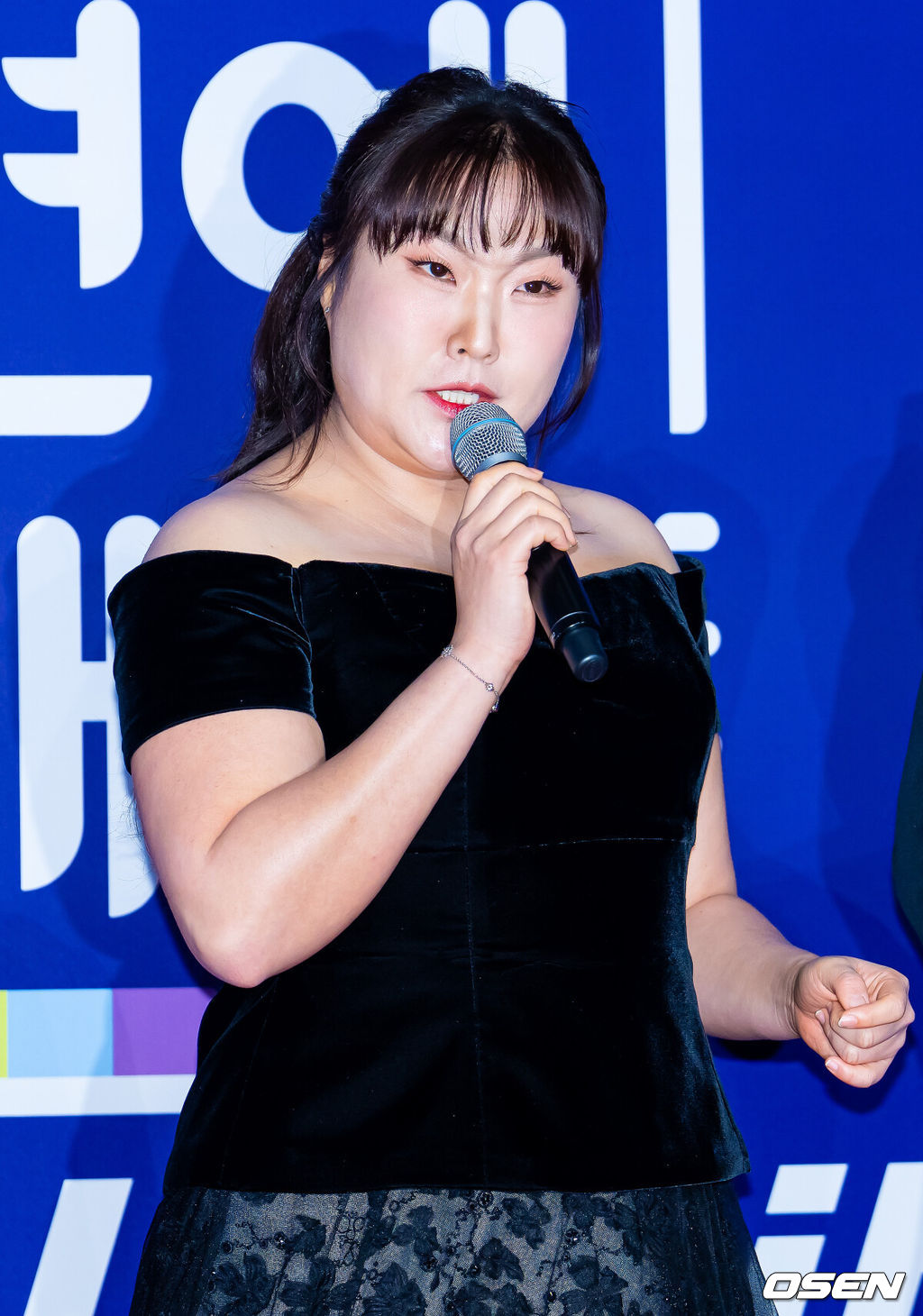 30일 오후 서울 마포구 상암 SBS 프리즘타워에서 ‘2025 SBS 연예대상’ 포토월 행사가 열렸다.올해 대상 후보는 유재석, 전현무, 탁재훈, 신동엽, 이상민, 서장훈, 지석진이 올라 대상을 두고 치열한 경쟁을 펼친다.MC 이수지가 레드카펫을 밟으며 '백두장군'을 보여주고 있다. 2025.12.30 /rumi@osen.co.kr