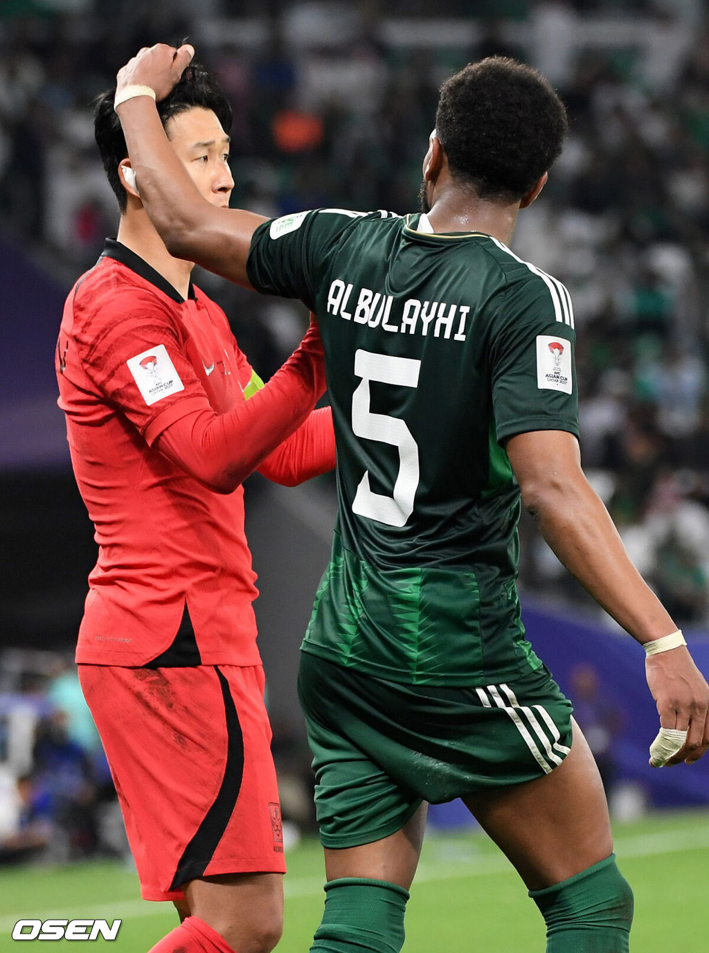 30일(현지시간) 오후 카타르 알라이얀 에듀케이션 스타디움에서 2023 아시아축구연맹(AFC) 아시안컵 16강 대한민국과 사우디아라비아의 경기가 열렸다.사우디 알 불라이히가 대한민국 손흥민에게 비신사적인 행동을 보이고 있다.  2024.01.31 / jpnews.osen.co.kr