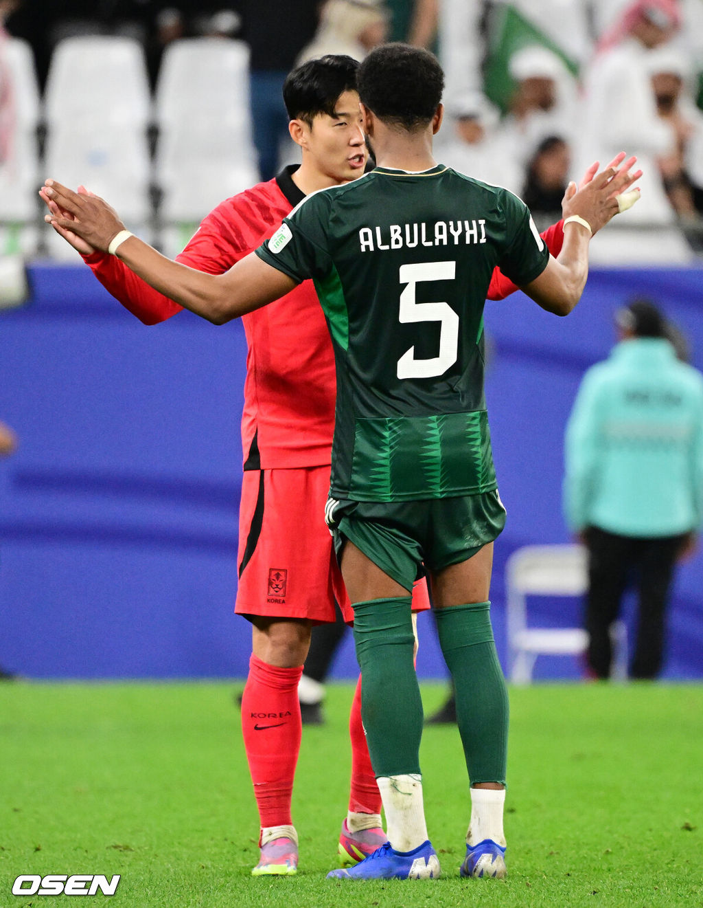 한국이 '빛현우' 조현우(33, 울산 HD)의 신들린 선방으로 사우디아라비아를 물리쳤다.위르겐 클린스만 감독이 이끄는 대한민국 축구대표팀은 31일 오전 1시(한국시간) 카타르 알라이얀 에듀케이션 시티 스타디움에서 열린 2023 아시아축구연맹(AFC) 아시안컵 16강 사우디아라비아와 맞대결에서 연장 120분까지 1-1로 승부를 가리지 못했다. 하지만 승부차기에서 4-2로 승리하며 8강에 올랐다.손흥민이 사우디아라비아 알 불라이히와 인사를 나누고 있다. 2024.01.31 / jpnews.osen.co.kr