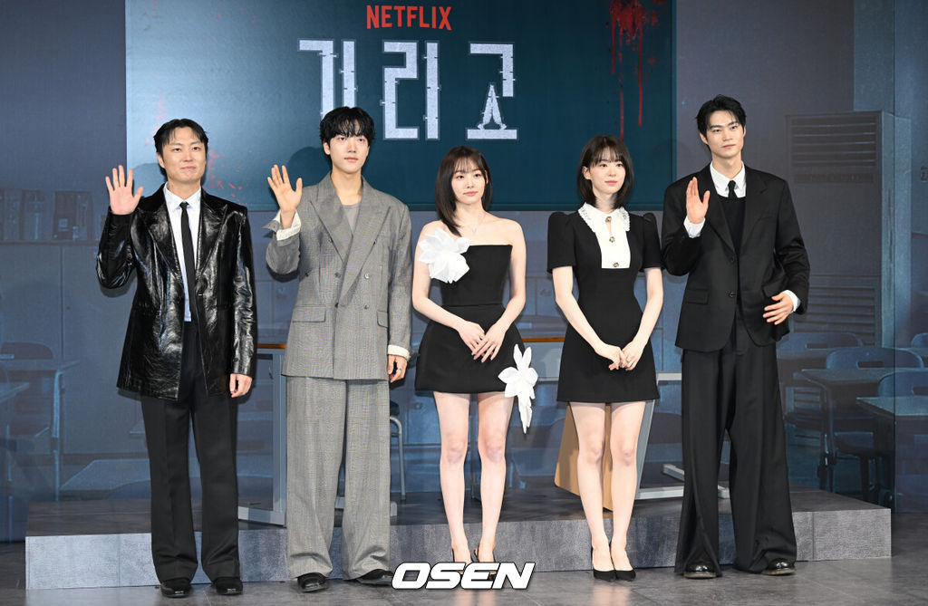 넷플릭스 시리즈 '기리고' 하이라이트 시사 및 기자간담회가 2일 서울 용산구 CGV 용산아이파크몰에서 열렸다.‘기리고’는 소원을 이뤄주는 어플리케이션 ‘기리고’의 저주로 인해 갑작스러운 죽음을 예고 받은 고등학생들이 그 저주를 피하기 위해 고군분투하는 이야기. 영 어덜트는 고등학교를 배경으로 학생들이 주인공인 장르다.배우 노재원(왼쪽부터), 이효제, 강미나, 전소영, 현우석이 포즈를 취하고 있다. 2026.04.21/cej@osen.co.kr