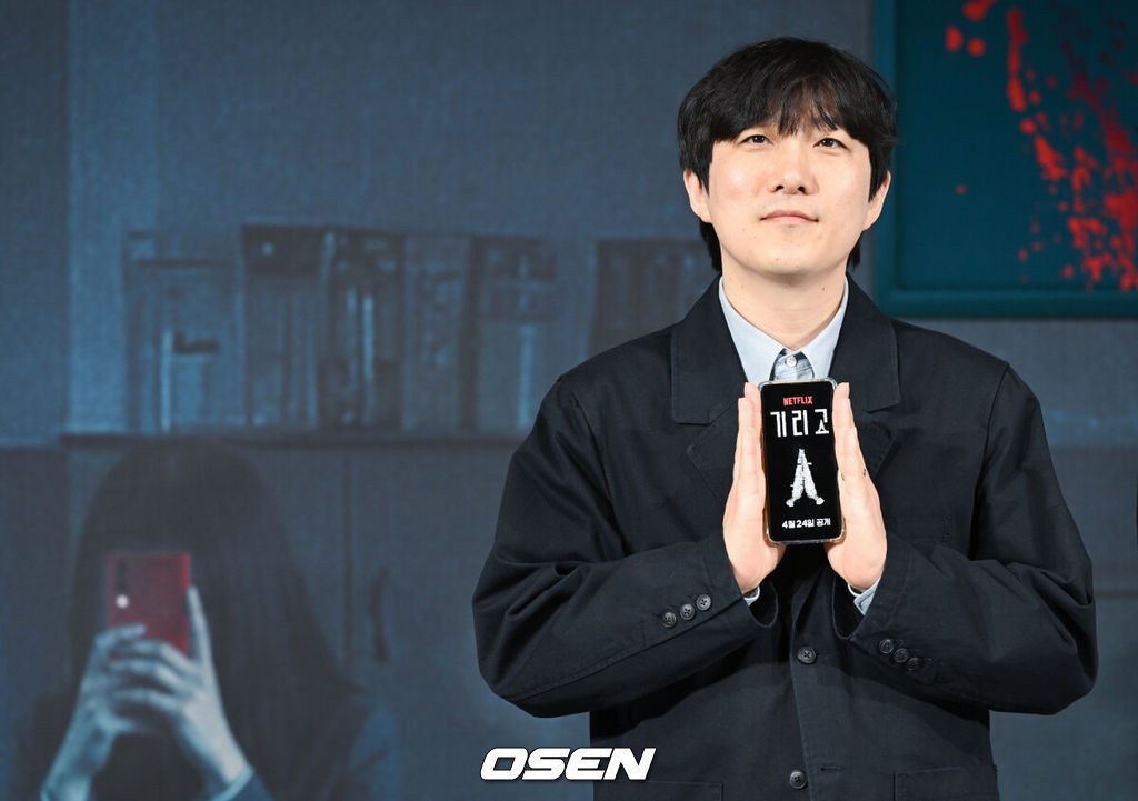 넷플릭스 시리즈 '기리고' 하이라이트 시사 및 기자간담회가 2일 서울 용산구 CGV 용산아이파크몰에서 열렸다.‘기리고’는 소원을 이뤄주는 어플리케이션 ‘기리고’의 저주로 인해 갑작스러운 죽음을 예고 받은 고등학생들이 그 저주를 피하기 위해 고군분투하는 이야기. 영 어덜트는 고등학교를 배경으로 학생들이 주인공인 장르다.박윤서 감독이 포즈를 취하고 있다. 2026.04.21/cej@osen.co.kr