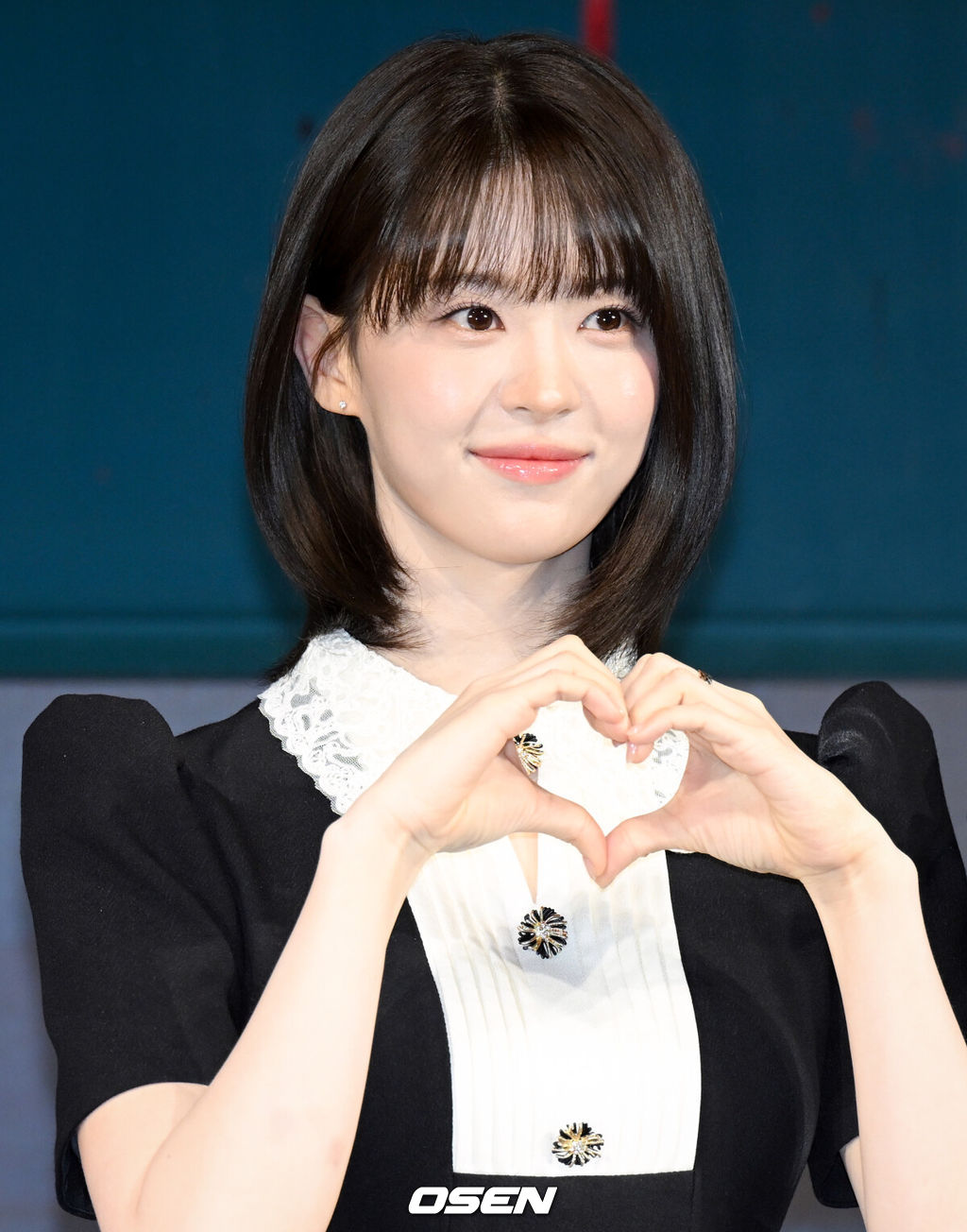 넷플릭스 시리즈 '기리고' 하이라이트 시사 및 기자간담회가 2일 서울 용산구 CGV 용산아이파크몰에서 열렸다.‘기리고’는 소원을 이뤄주는 어플리케이션 ‘기리고’의 저주로 인해 갑작스러운 죽음을 예고 받은 고등학생들이 그 저주를 피하기 위해 고군분투하는 이야기. 영 어덜트는 고등학교를 배경으로 학생들이 주인공인 장르다.배우 전소영이 포즈를 취하고 있다. 2026.04.21/cej@osen.co.kr