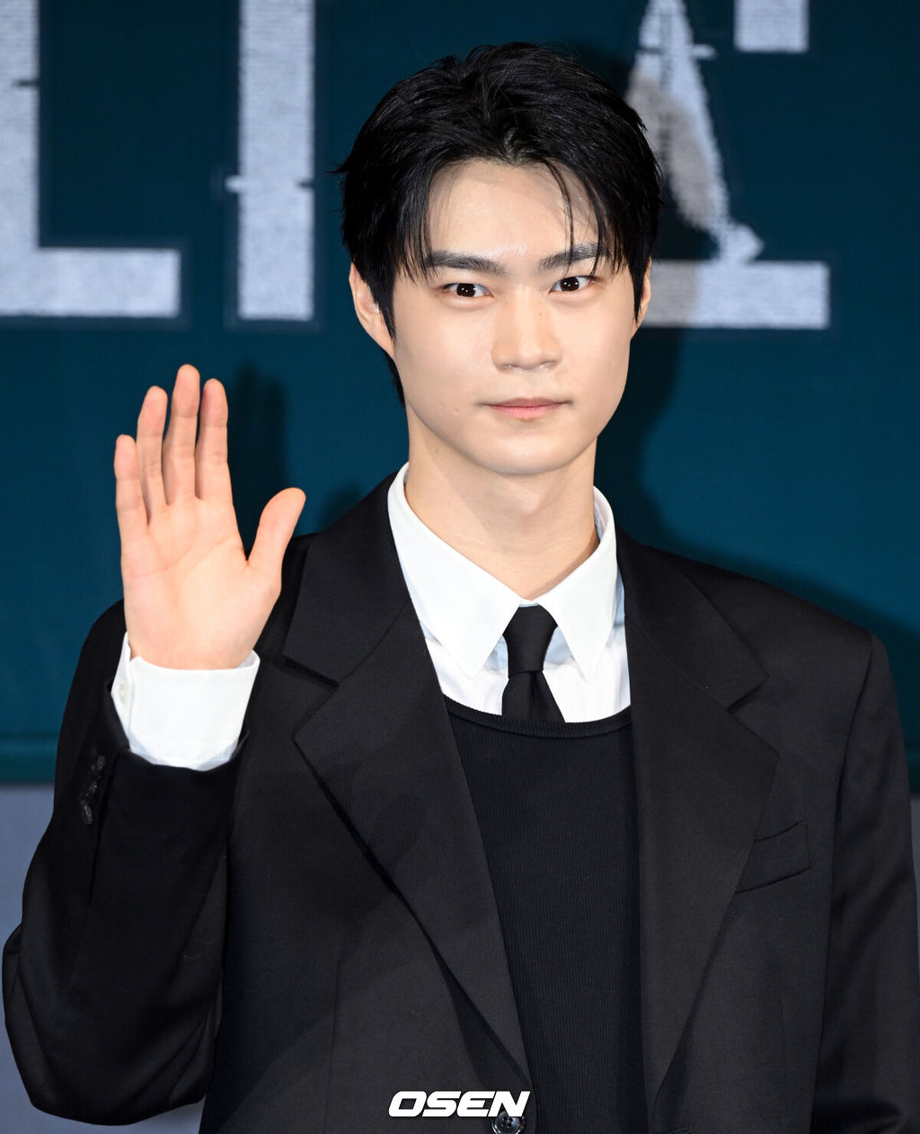 넷플릭스 시리즈 '기리고' 하이라이트 시사 및 기자간담회가 2일 서울 용산구 CGV 용산아이파크몰에서 열렸다.‘기리고’는 소원을 이뤄주는 어플리케이션 ‘기리고’의 저주로 인해 갑작스러운 죽음을 예고 받은 고등학생들이 그 저주를 피하기 위해 고군분투하는 이야기. 영 어덜트는 고등학교를 배경으로 학생들이 주인공인 장르다.배우 현우석이 포즈를 취하고 있다. 2026.04.21/cej@osen.co.kr