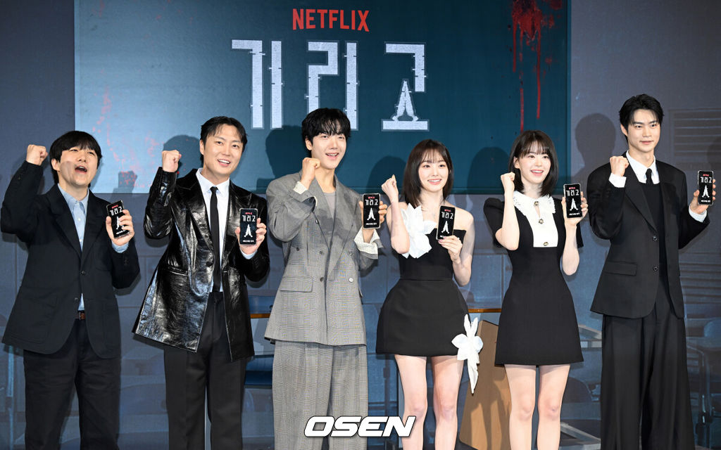 넷플릭스 시리즈 '기리고' 하이라이트 시사 및 기자간담회가 2일 서울 용산구 CGV 용산아이파크몰에서 열렸다.‘기리고’는 소원을 이뤄주는 어플리케이션 ‘기리고’의 저주로 인해 갑작스러운 죽음을 예고 받은 고등학생들이 그 저주를 피하기 위해 고군분투하는 이야기. 영 어덜트는 고등학교를 배경으로 학생들이 주인공인 장르다.감독 박윤서,(왼쪽부터) 배우 노재원, 이효제, 강미나, 전소영, 현우석이 포즈를 취하고 있다. 2026.04.21/cej@osen.co.kr