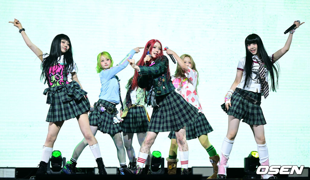 신인 걸그룹 언차일드(UNCHILD)가 21일 오후 서울 한남동 블루스퀘어 우리WON뱅킹홀에서 데뷔 싱글 '위 아 언차일드'(We Are UNCHILD) 발매 쇼케이스를 가졌다.언차일드(박예은, 히키, 티나, 아코, 이본, 나하은)는 ‘평범함’을 거부하는 접두사 ‘UN-’을 통해 정해진 틀에 얽매이지 않고 자신들만의 독특한 개성을 특별한 에너지로 승화시키겠다는 포부를 팀명에 담았다.언차일드가 타이틀곡 무대를 펼치고 있다. 2026.04.21 / dreamer@osen.co.kr