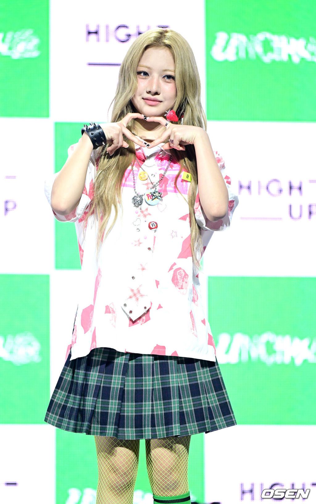 신인 걸그룹 언차일드(UNCHILD)가 21일 오후 서울 한남동 블루스퀘어 우리WON뱅킹홀에서 데뷔 싱글 '위 아 언차일드'(We Are UNCHILD) 발매 쇼케이스를 가졌다.언차일드(박예은, 히키, 티나, 아코, 이본, 나하은)는 ‘평범함’을 거부하는 접두사 ‘UN-’을 통해 정해진 틀에 얽매이지 않고 자신들만의 독특한 개성을 특별한 에너지로 승화시키겠다는 포부를 팀명에 담았다.언차일드 나하은이 포토타임을 하고 있다. 2026.04.21 / dreamer@osen.co.kr