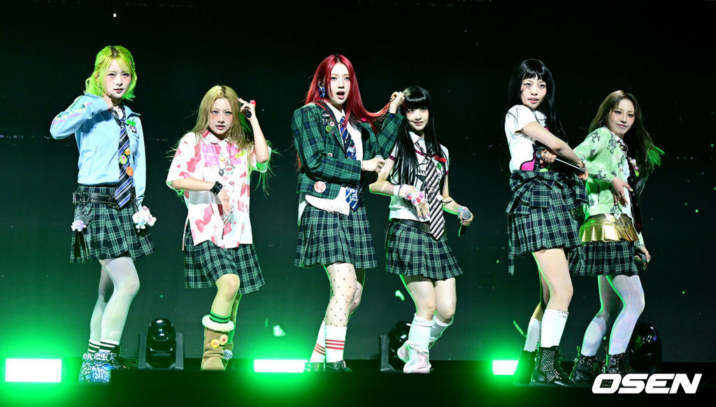 신인 걸그룹 언차일드(UNCHILD)가 21일 오후 서울 한남동 블루스퀘어 우리WON뱅킹홀에서 데뷔 싱글 '위 아 언차일드'(We Are UNCHILD) 발매 쇼케이스를 가졌다.언차일드(박예은, 히키, 티나, 아코, 이본, 나하은)는 ‘평범함’을 거부하는 접두사 ‘UN-’을 통해 정해진 틀에 얽매이지 않고 자신들만의 독특한 개성을 특별한 에너지로 승화시키겠다는 포부를 팀명에 담았다.언차일드 멤버들이 타이틀곡 무대를 펼치고 있다. 2026.04.21 / dreamer@osen.co.kr